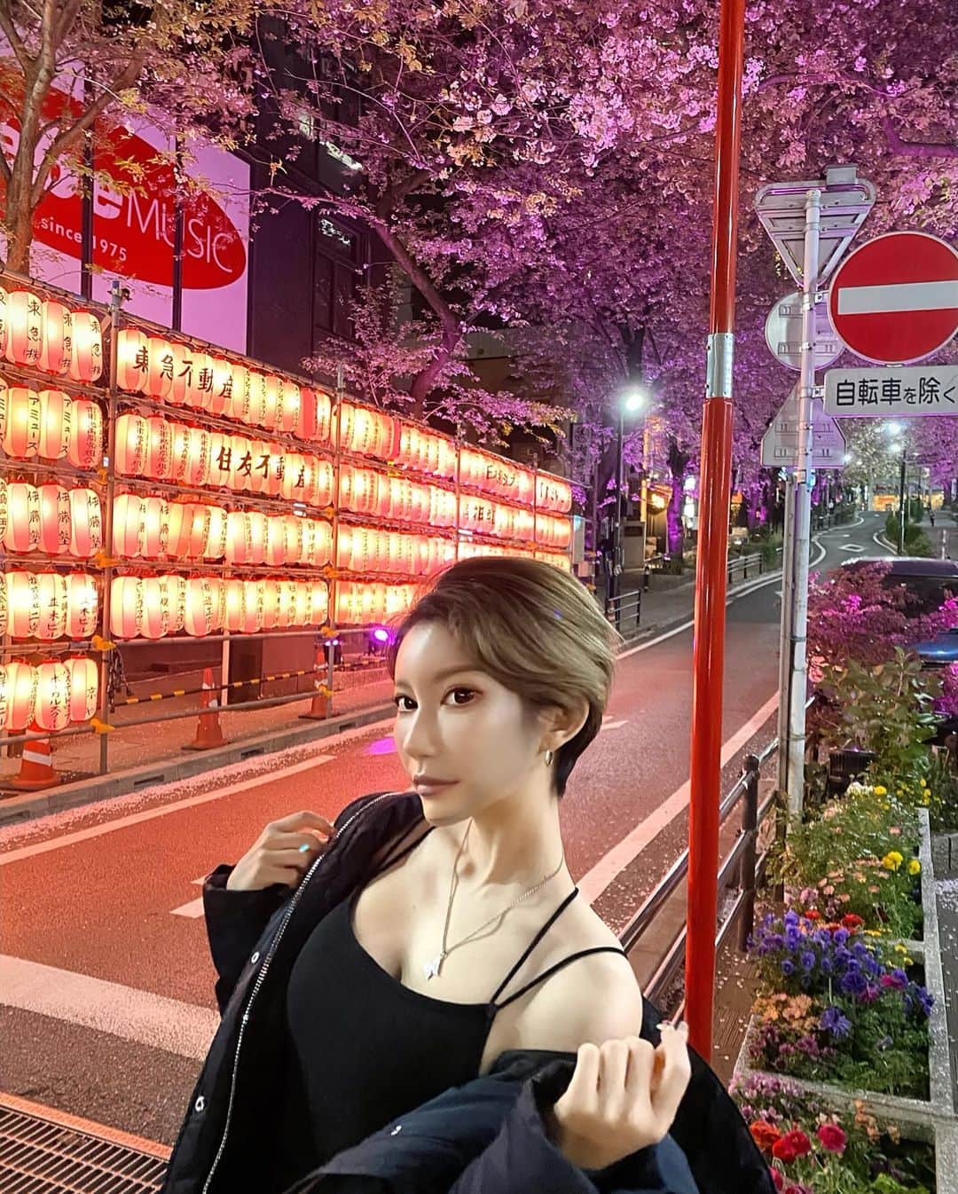 MASAMIのインスタグラム：「桜も散るね🌸来年はみんなで花見だ！ファンデあんまり塗るのやめたよ〜✨」