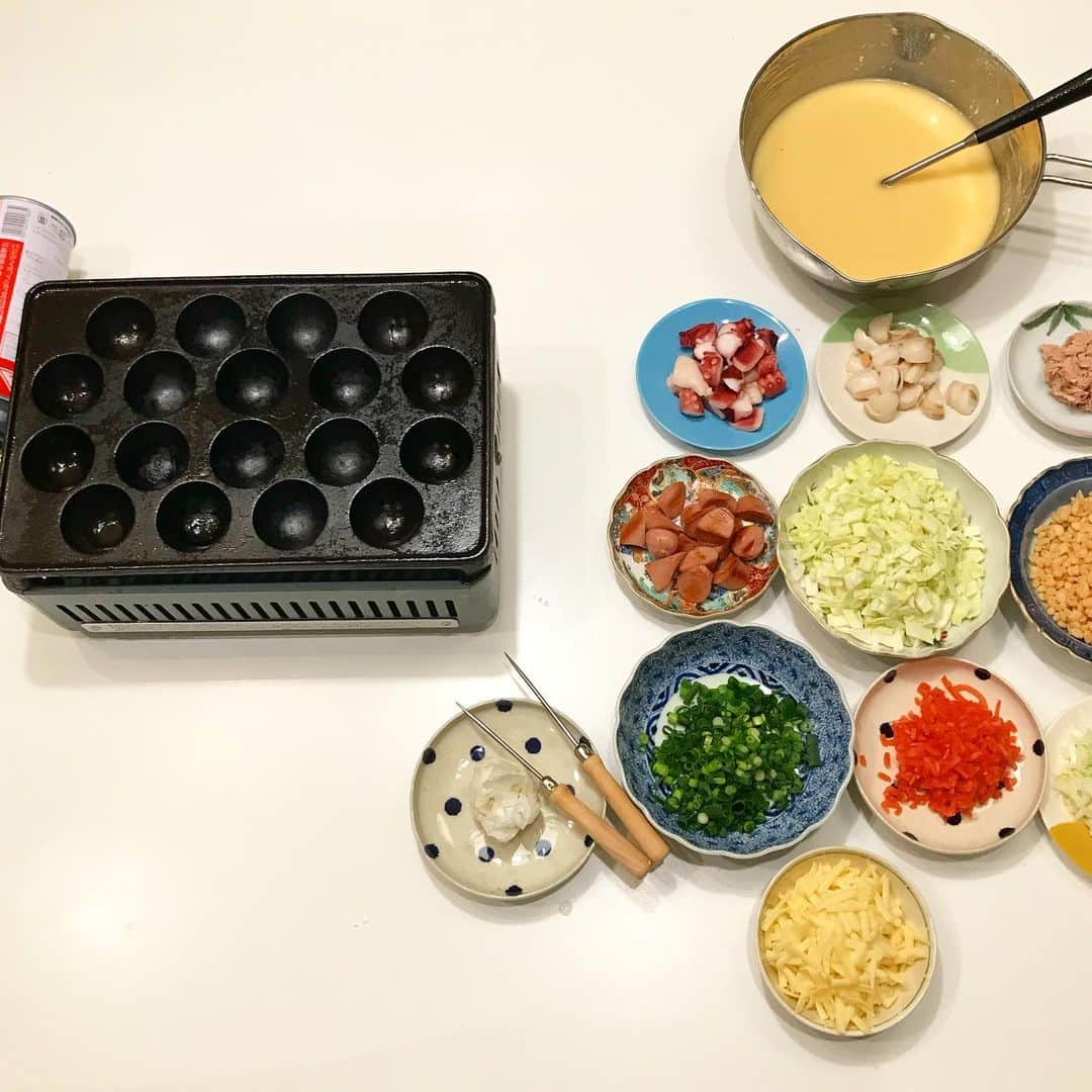 丸山敬太さんのインスタグラム写真 - (丸山敬太Instagram)「何と無く、ご飯にエンタメ感がほしくてタコ焼き！！ ずっと家にいると食べてばっかのインスタに。  これを機に得意料理を習得しようと思う。  お菓子とか作ってみようっと。  にしても部屋中が油臭くなっちまったぜ。」4月9日 0時26分 - keitamaruyama