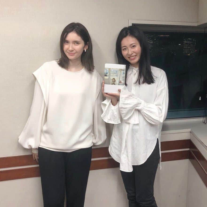 市川紗椰（ファンアカウント）のインスタグラム：「本仮屋ユイカさんのリビングに素敵なお客様をお迎えして、ゆったりと楽しいお話をお届けする「三菱地所レジデンス Sparkle Life」 4/4のゲストは、先週に引き続き、モデルの市川紗椰さん。 市川さんのご自宅のこだわりやコレクションについて伺います。 毎週土曜日18:30～TOKYO FM是非お聴きください！  #市川紗椰」