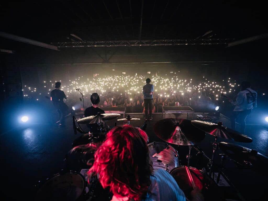 ニック・マーティンのインスタグラム：「Well, today would’ve been the first day of rehearsals for the @theamityaffliction @strayfromthepath @unitytx tour. I know, it’s a bummer. I’d be lying if I said I wasn’t bummed on tour being postponed. Some days have been better than others, but it’s been important for me to stay focused on the positive. For the last 2 weeks I’ve been utilizing an app called “The 5-Minute Journal” which I use first thing in the morning & the last thing I do before bed. Basically, you make a list everyday of what you’re grateful for, and this morning I listed I was grateful for my band & our family (being you guys). Now more than ever, and specifically on a day like this where I was scheduled to be hitting the road, it’s important to express gratitude & love to the people around us. It’s as simple as taking 5 minutes to FaceTime a friend, putting it in a social post like this one, & just being kind. We need it now more than ever before. So, I just wanted to say that I love you guys, I appreciate you whole-heartedly, & I hope you’re all doing well through this craziness. By the way, speaking of kindness, I’ve got a poll going down in my Stories right now that pertains to exactly this.. and it’s also something real fun that I’m launching on Friday 😉👍🏽 So, how are YOU guys holding up on Week 129374 of quarantine? #MuchLove #StayHome #DontBeAnAsshole」