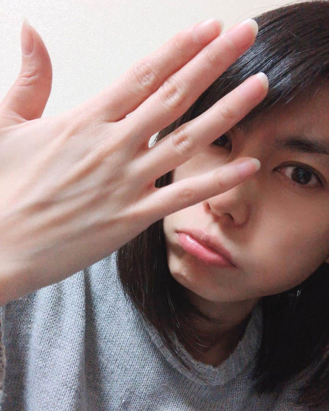芳野友美さんのインスタグラム写真 - (芳野友美Instagram)「#手がカッサカサ ！！ 手洗い回数が増えたからね。仕方ない。 #ハンドケア も頑張らねば！！」4月9日 0時43分 - yumi_yoshino_1980