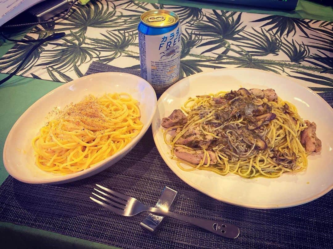 のインスタグラム：「茹で過ぎて大食い選手権。  #自炊 #夜食 #カルボナーラ  #ジェノベーゼ」