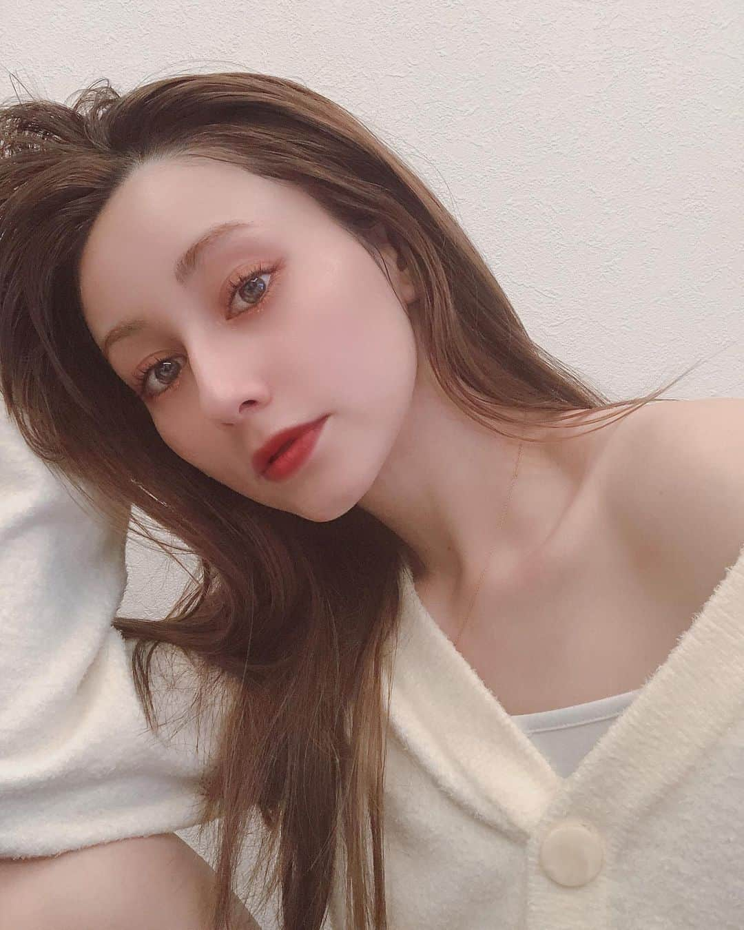 ダレノガレ明美さんのインスタグラム写真 - (ダレノガレ明美Instagram)「こんばんはー 普段私が家にいる時の髪型をアップしたよ❤️ 髪の毛のクリップがあるとすぐできるから是非！ 背中にニキビができやすい人などにおススメ！ 髪の毛が原因ともいわれているので！ みてね🌸 あ！少し痩せたけど気にしないで！！」4月9日 0時38分 - darenogare.akemi