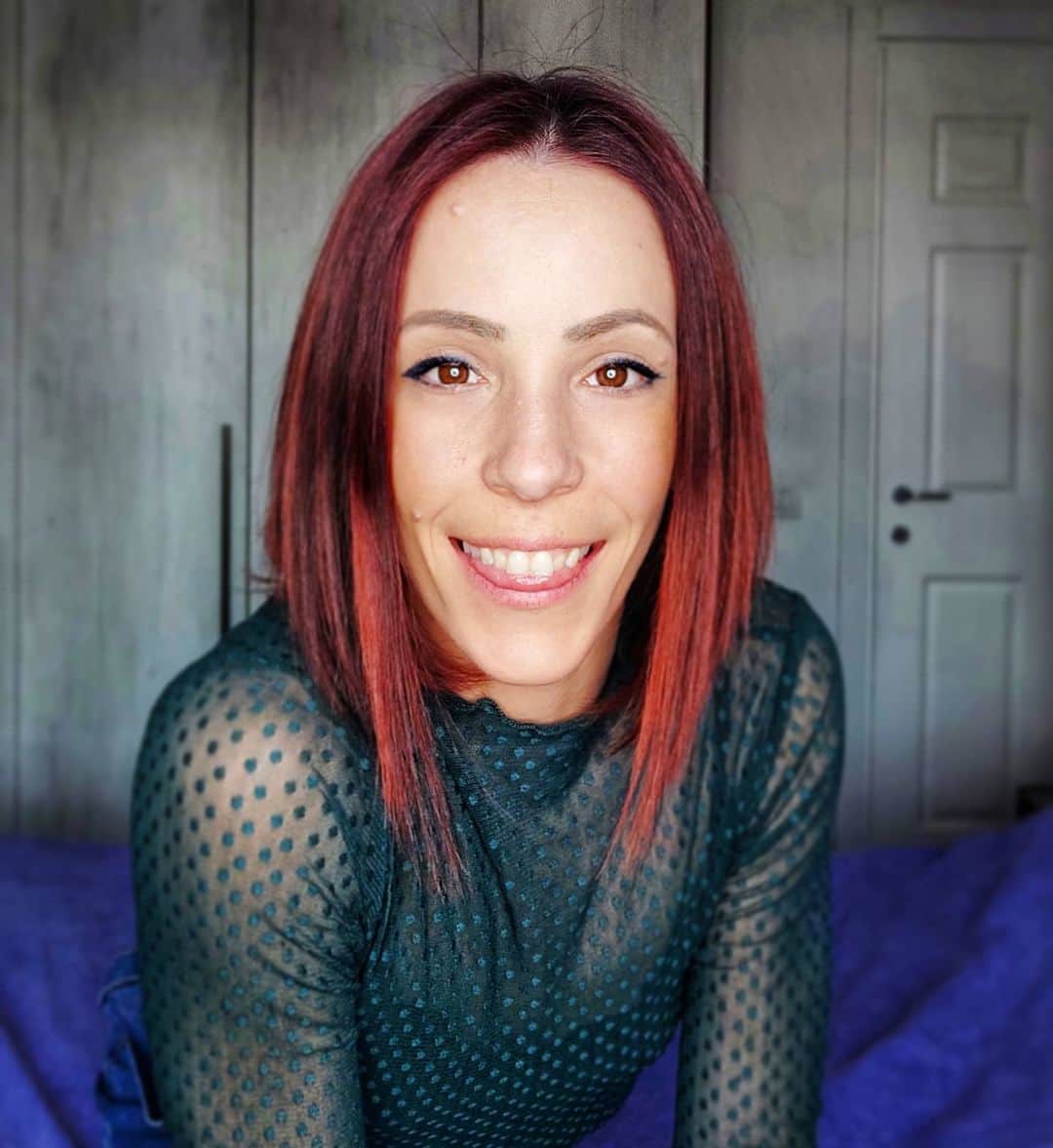 ニコーレ・デラ・モニカのインスタグラム：「Be'di sicuro è divertente prenderci cura di noi stessi anche se non possiamo uscire di casa 😆😍 #makeup #redhair #iorestoacasa #istayhome #quarantine #smile #positivity」