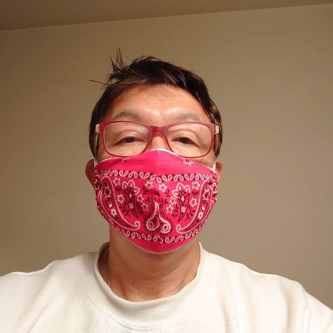のインスタグラム：「いつも料理の写真ばかりなので、今回は手作りマスクにしました。（笑）使い古しのバンダナとガーゼを使って作ってみましたよ！これでなんの柄でもイケるな！皆さんもマスク不足の解消に是非手作りにチャレンジしてみてください。  #手作りマスク #意外といい感じ」