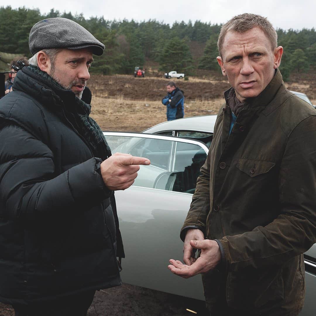 James Bond 007さんのインスタグラム写真 - (James Bond 007Instagram)「Daniel Craig (James Bond) in discussion with director Sam Mendes shooting SKYFALL (2012) on location in Hankley Common in Surrey doubling for Scotland. #JamesBond #007 #DanielCraig #Skyfall」4月9日 1時01分 - 007