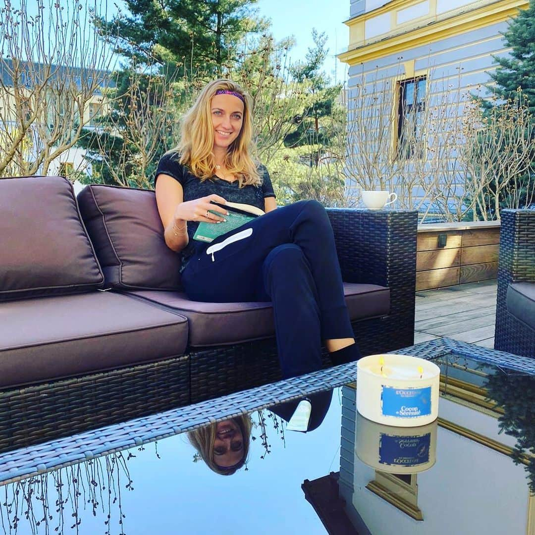 PetraKvitovaさんのインスタグラム写真 - (PetraKvitovaInstagram)「Uzivam si klidu a pohody domova a to i diky mym oblibenym produktum od L’Occitane - vonne svicky z kolekce HOME a mym oblibenym kremum na ruce. A jak to mate vy? | I’m staying calm and cosy at home thanks to my favourite products from @loccitane - a scented candle and of course hand cream, what about you? @loccitane_cz」4月9日 1時12分 - petra.kvitova