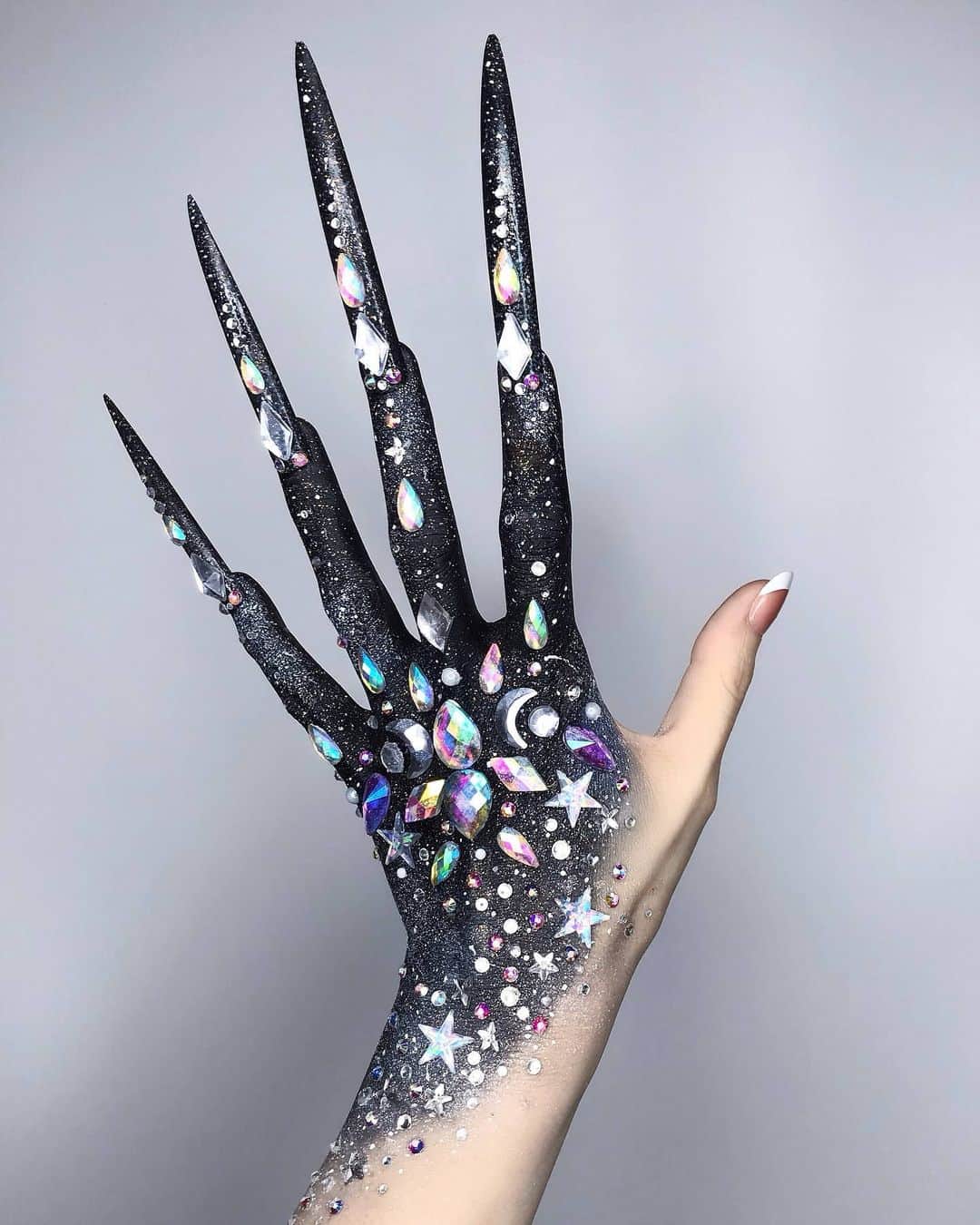 Instagramさんのインスタグラム写真 - (InstagramInstagram)「For Ella Simkins (@ella_ess_), fantasy is always at her fingertips. “I turn the creatures of my imagination into fantasy art on my hands,” says the special effects and makeup artist, who incorporates extreme customized nails, claws and gems into her transformative looks.⁣ ⁣ “I like to think of it as dipping my arm into another world and seeing what sticks! It can be painstaking and uncomfortable for the body, but it’s a quiet, meditative time for my mind. I work hard on the looks and challenge myself, but I don’t take it too seriously. It’s meant to be escapist fun.” #ThisWeekOnInstagram⁣ ⁣ Photo by @ella_ess_」4月9日 1時15分 - instagram