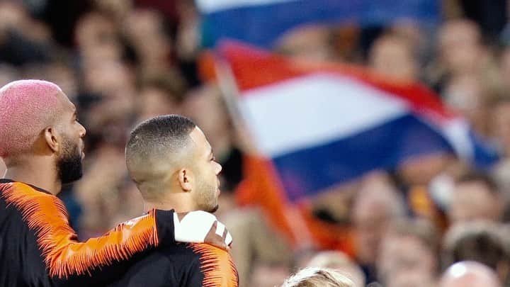 ナタン・アケのインスタグラム：「Niemand kan alles alleen, alleen samen kun je alles. Proud to support @NLvoorelkaar 🧡」