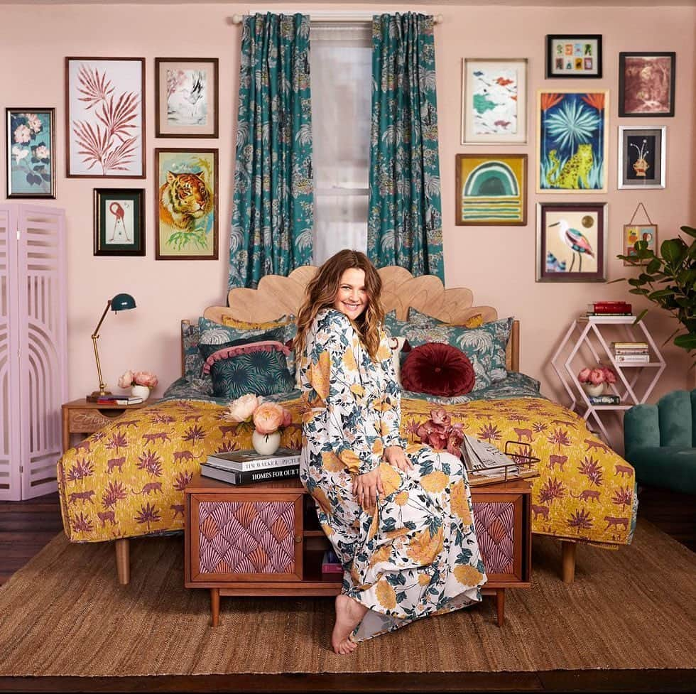 ELLE DECORさんのインスタグラム写真 - (ELLE DECORInstagram)「Aside from being an accomplished actress, author, and entrepreneur, @drewbarrymore is a pro at maintaining family life at home. Earlier this week, Barrymore joined ELLE Decor's editor-in-chief @whowhatwhit on Instagram Live to share how she and her daughters are passing the time at home, from staying productive to indulging in lazier moments. If you missed it, don't fret—at the link in bio, find all of her top tips for making the most of home life during these uncertain times.」4月9日 1時22分 - elledecor