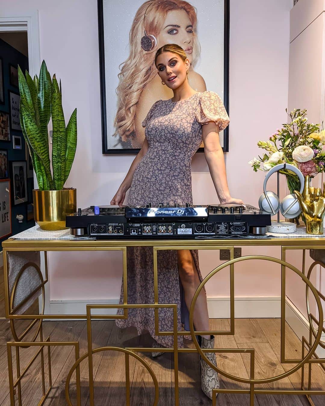 Ashley Jamesさんのインスタグラム写真 - (Ashley JamesInstagram)「It's going to be a very Good Friday indeed as I'm going to be doing a live DJ set over on the @riverisland Instagram page from 8-9pm this Friday (10th April). 🎶🥂 Get your housemates, your Houseparty friends, your Zoom mates... Or even just your glorious self over onto their insta live this Friday evening for a feel good party! Let me know what songs make you feel good and I'll try and get them in there too. 🎶💗 My dress is brand new and is River Island... Of course. It's giving me all the spring vibes. 💅🌸 #IslandersATHome #ImWearingRI #FeelGoodFridays #AD」4月9日 1時33分 - ashleylouisejames