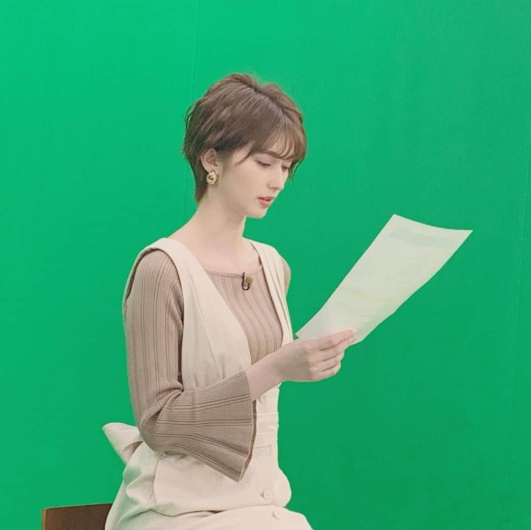 TBS「ビジネスクリック」さんのインスタグラム写真 - (TBS「ビジネスクリック」Instagram)「#菜波 キャスターのスタジオでのオフショットをお届けします💌﻿ ﻿ 真剣な眼差しの横顔も素敵です…💕﻿ 隠し撮りをしていたら、気付かれてしまいました👀❗️﻿ ﻿ #ビジネスクリック﻿ #ビジクリ﻿ #tbs」4月9日 1時38分 - business_click