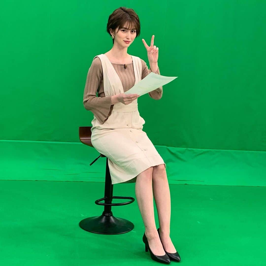 TBS「ビジネスクリック」さんのインスタグラム写真 - (TBS「ビジネスクリック」Instagram)「#菜波 キャスターのスタジオでのオフショットをお届けします💌﻿ ﻿ 真剣な眼差しの横顔も素敵です…💕﻿ 隠し撮りをしていたら、気付かれてしまいました👀❗️﻿ ﻿ #ビジネスクリック﻿ #ビジクリ﻿ #tbs」4月9日 1時38分 - business_click