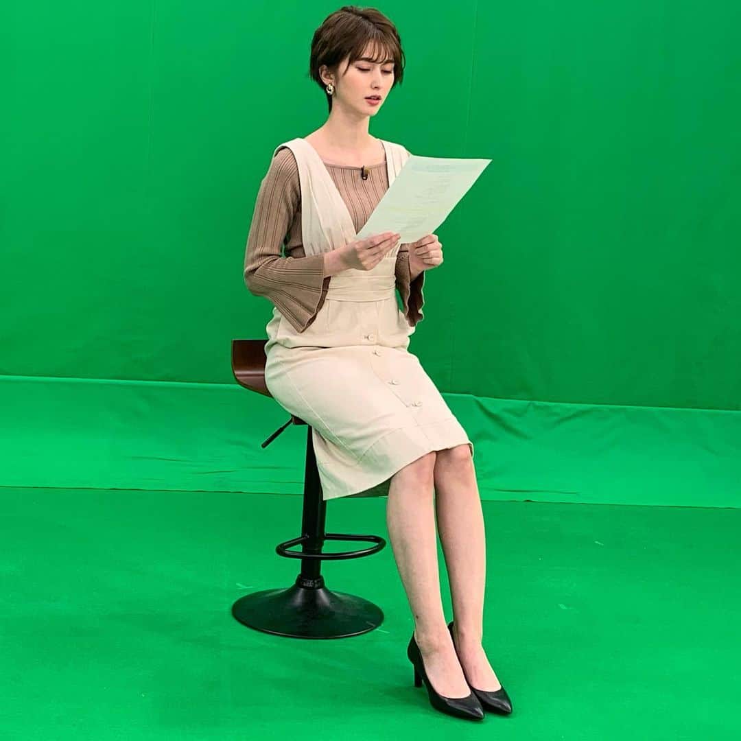 TBS「ビジネスクリック」さんのインスタグラム写真 - (TBS「ビジネスクリック」Instagram)「#菜波 キャスターのスタジオでのオフショットをお届けします💌﻿ ﻿ 真剣な眼差しの横顔も素敵です…💕﻿ 隠し撮りをしていたら、気付かれてしまいました👀❗️﻿ ﻿ #ビジネスクリック﻿ #ビジクリ﻿ #tbs」4月9日 1時38分 - business_click