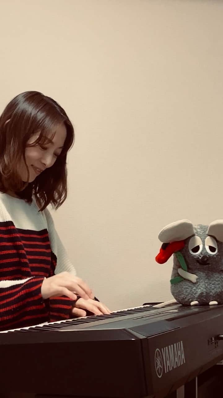松本英子のインスタグラム：「#SHOGO くん→ #AKINA ちゃんとTwitterでバトンが回って来ました〜🎤　#うたつなぎ  息子がいろいろカメラセッティングやってくれ、監督してくれました🎬ww😂 『Squall』弾き語っとります🎹  #STAY HOME 🏠 ここからが正念場‼️ 音楽で少しでもみんなの心が元気になりますように🙌  このバトンは大好きな #曽根由希江 ちゃんと #光永亮太 氏に繋ぎましたよ❣️」