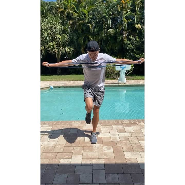 ジャスティン・トーマスのインスタグラム：「No days off, even while at home #PowerRunsInTheFamily @beatsbydre」