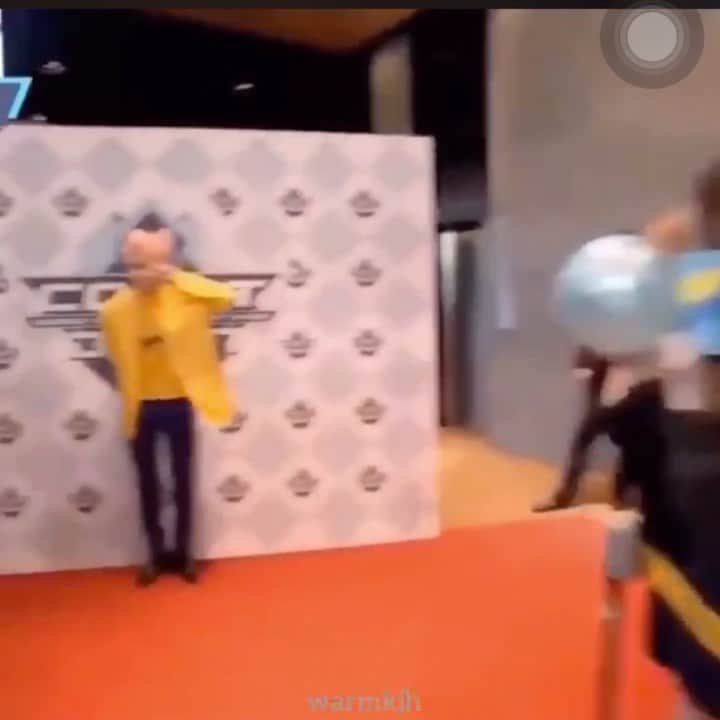 SHINeeのインスタグラム：「Funny moments 💙💜💚」