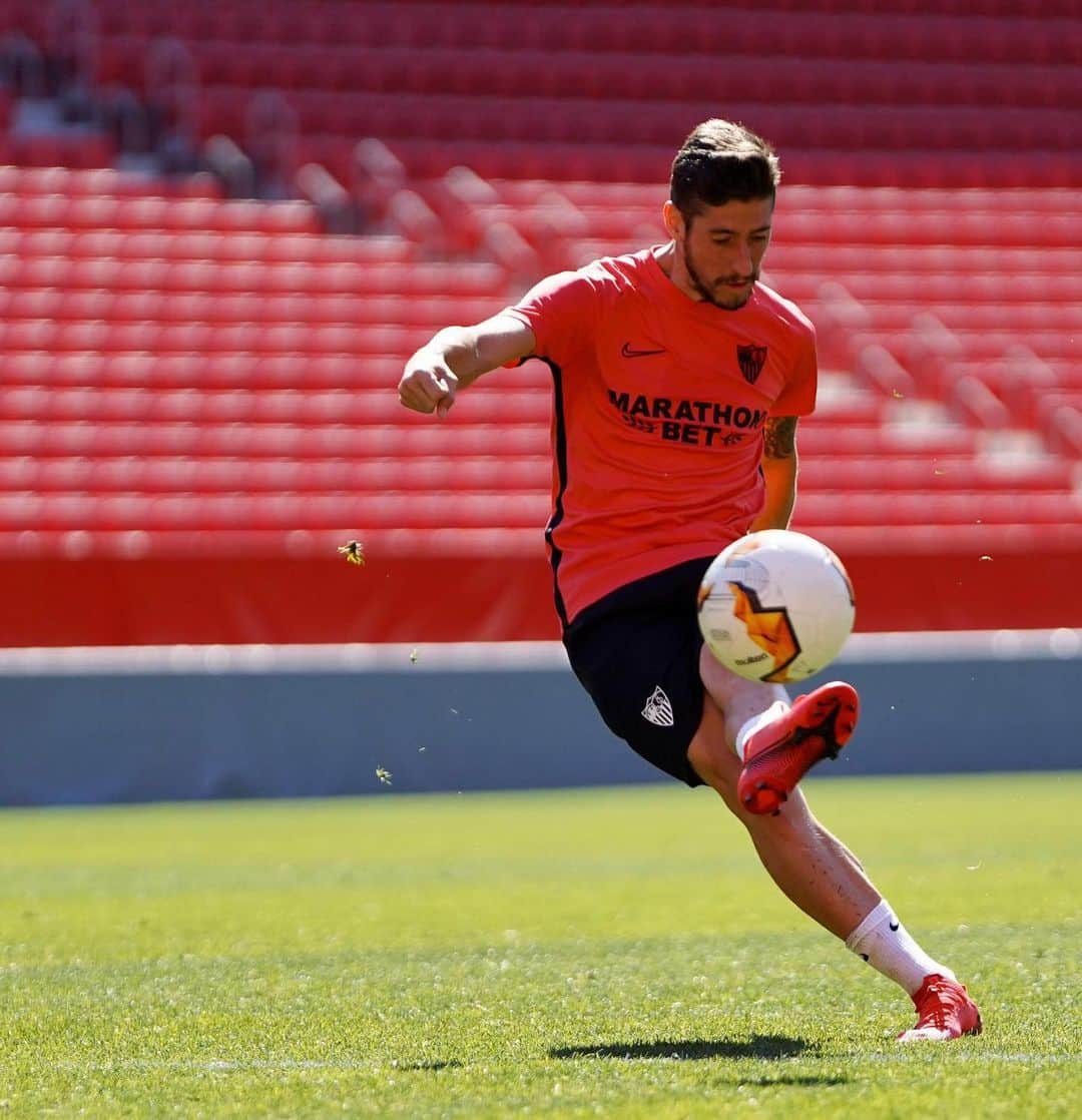 セルヒオ・エスクデロのインスタグラム：「¡¡¡Qué ganas te tengo ⚽️!!! #VamosmiSevilla ⚪️🔴」