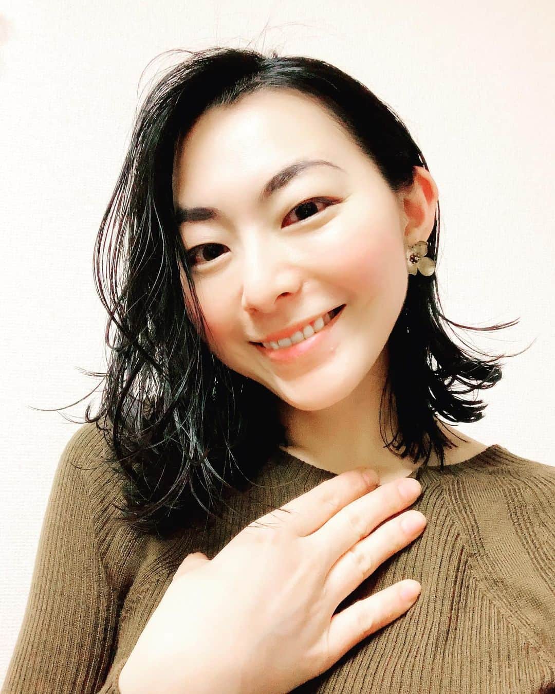 大禅師文子さんのインスタグラム写真 - (大禅師文子Instagram)「たまにはナチュラル写真を。 久しぶりに髪を切ったので。 10センチくらい行ってもうたー！  #断髪 #断捨離 #思い立ったが吉日 #10cm」4月9日 2時35分 - daizenjifumiko