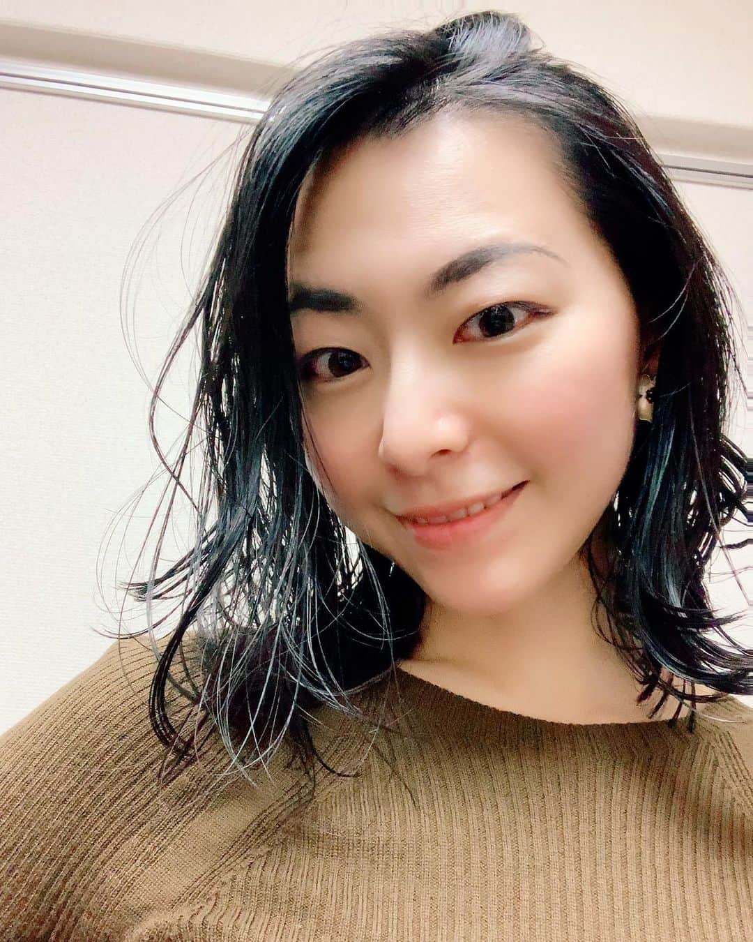 大禅師文子さんのインスタグラム写真 - (大禅師文子Instagram)「たまにはナチュラル写真を。 久しぶりに髪を切ったので。 10センチくらい行ってもうたー！  #断髪 #断捨離 #思い立ったが吉日 #10cm」4月9日 2時35分 - daizenjifumiko