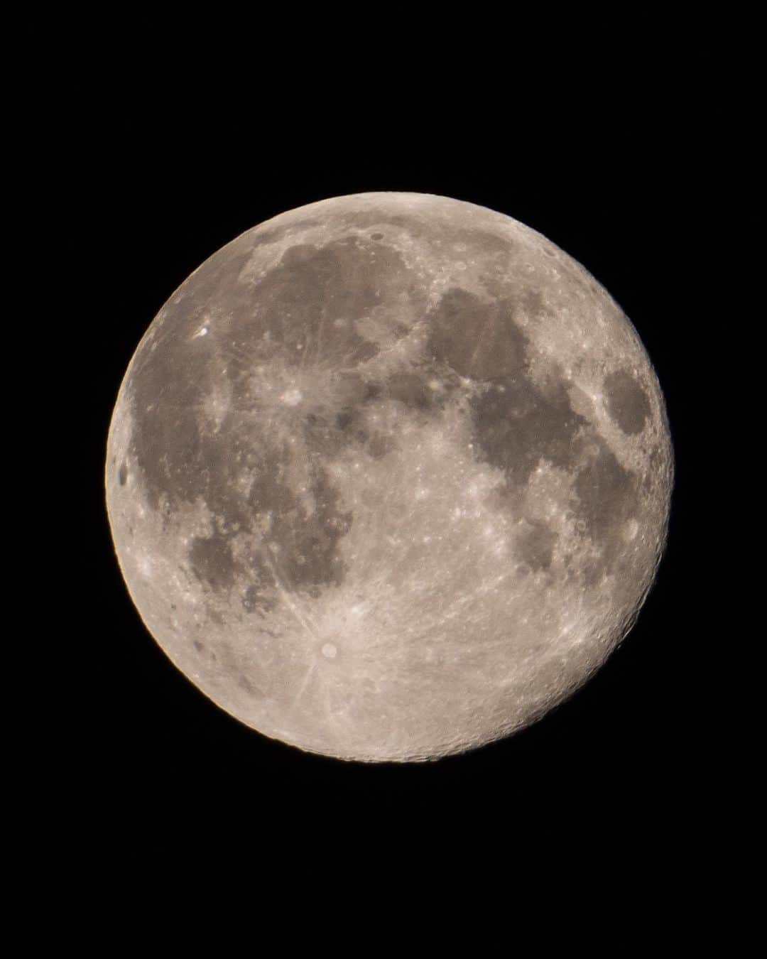 tokuさんのインスタグラム写真 - (tokuInstagram)「今年のスーパームーンさん。 去年は2月でしたね。 ドライブしたい夜  #moon #a7r4 #70200mmf28 #crop」4月9日 2時32分 - toku_grnd
