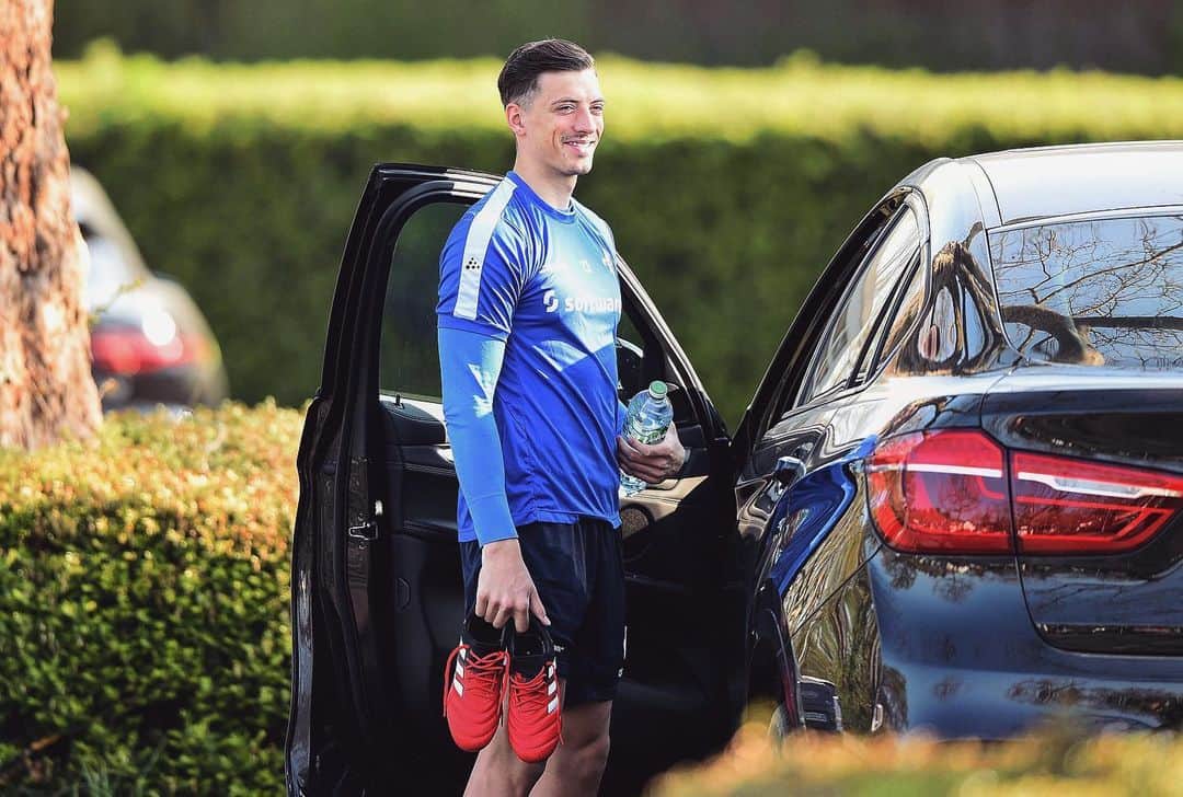 ニコライ・ラップのインスタグラム：「Back with a smile 🤩 #lilien #adidas」