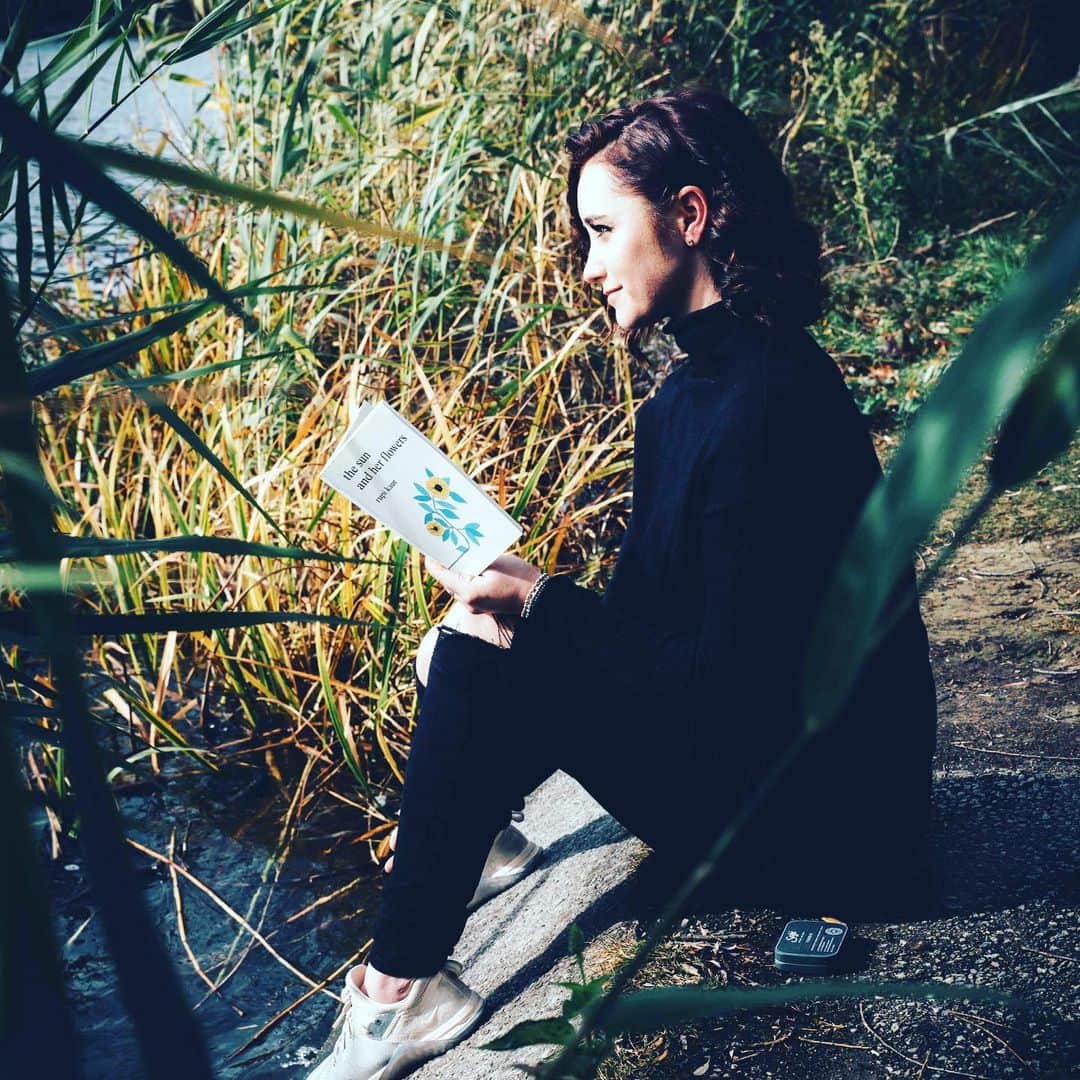 ケイトリン・オズモンドのインスタグラム：「Poetry has a special way of using words and imagery to express emotions.  No matter the circumstances in your life, you can find a connection to the words on the page.  What I find most beautiful about poetry is that you can re read the same passage numerous times and it will continuously hold a different meaning. . . #rupikaur #thesunandherflowers  #poetryreads #connectiontowords #theartofgrowing」