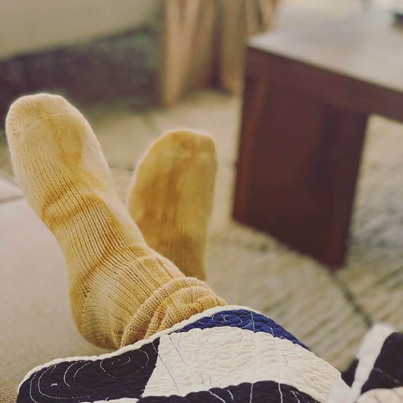 デミリーさんのインスタグラム写真 - (デミリーInstagram)「Current favorites: Yellow tie dye socks & quilt blanket made by Karen Weaver ☀️🦋🖤 #StayAtHome #homestyle #quilted #tiedye」4月9日 3時14分 - demyleeny