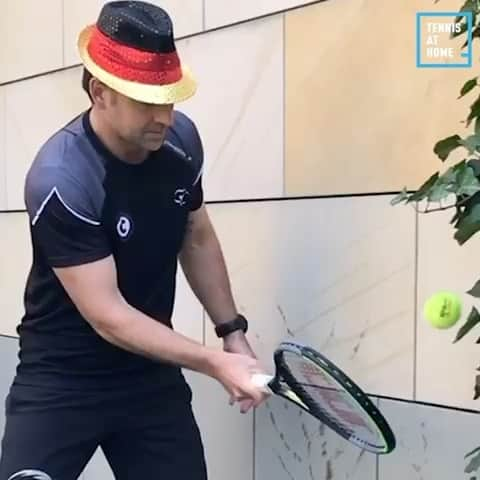 ロジャー・フェデラーのインスタグラム：「Thanks to everyone who participated.👏There were some amazing videos, volleys, outfits, locations, hats, dogs, babies, mirrors, fridges, walls, and doctors 🙌. I really enjoyed them, keep them coming! 😊 #tennisathome #stayhome #volleyerer」