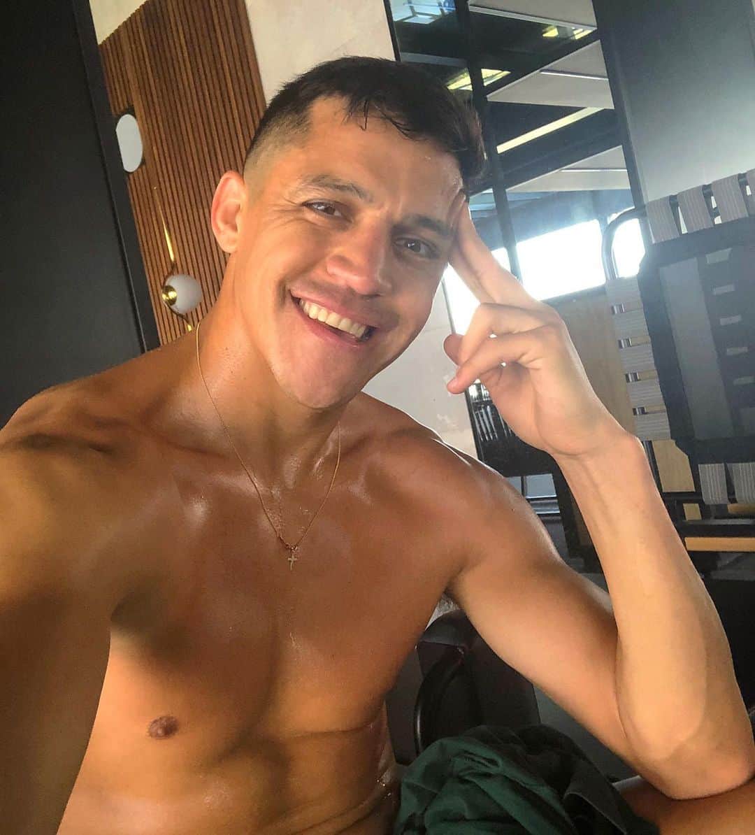 アレクシス・サンチェスのインスタグラム：「🏡 GYM  #encasa」