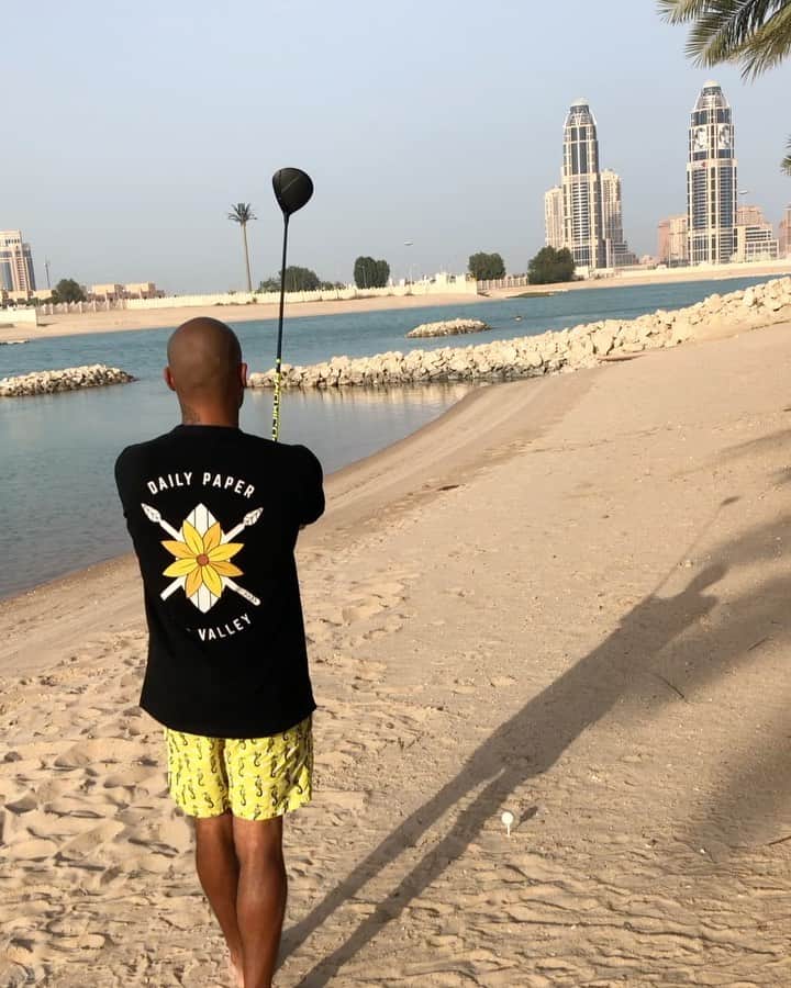 ナイジェル・デ・ヨングのインスタグラム：「Stay safe and hit bombs! 😆🏌🏾‍♂️ #quarentinelife」