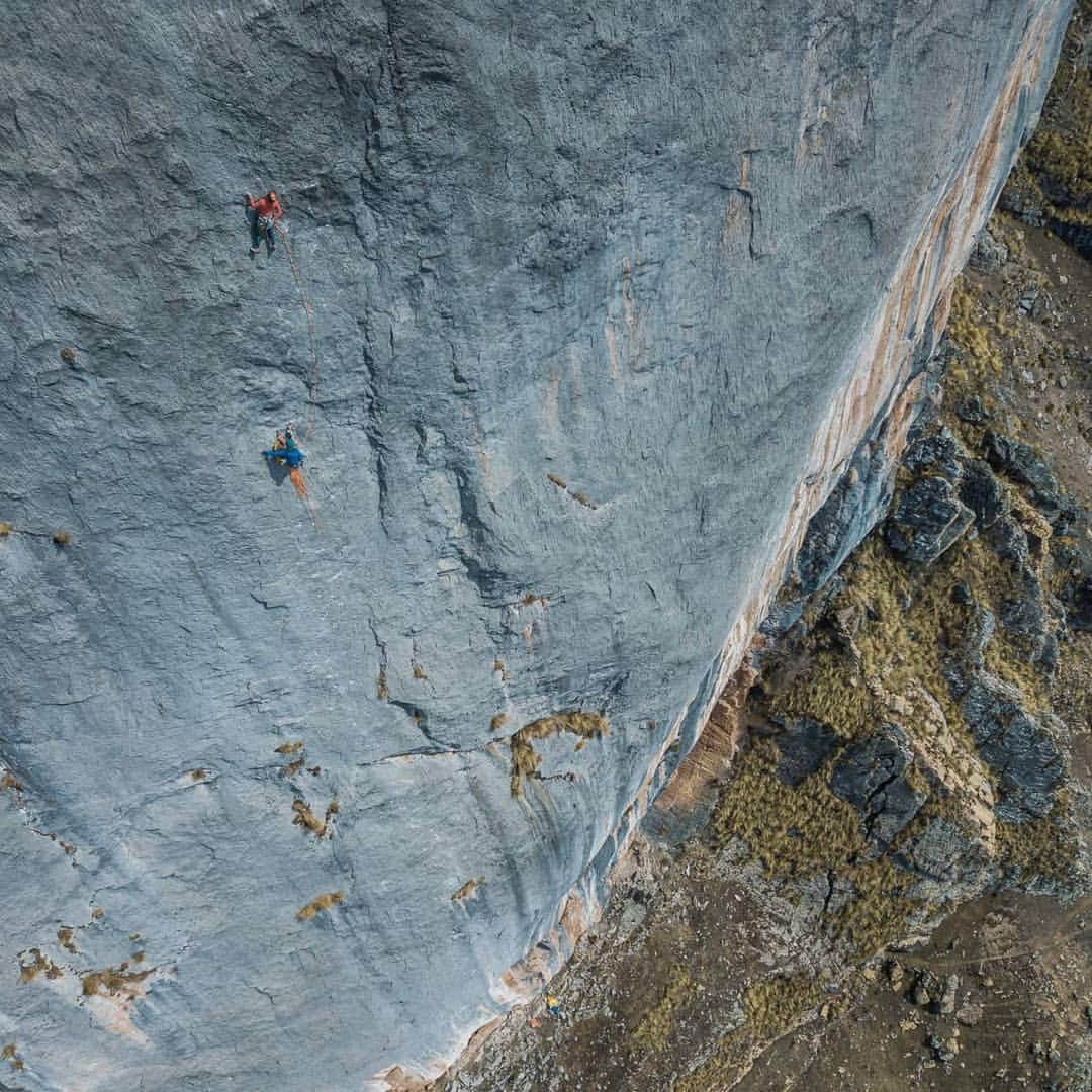 シャーロット・デュリフのインスタグラム：「Kuntur Sayana is in print in few magazines 📰  @joshlrsn and I (mostly Josh though!) wrote the story of our latest trip in Peru supported by @mountainhardwear to bolt and climb "Vuelo del Condor" on the Kuntur Sayana Wall, a 230m 8a+ multipitch, culminating at 4800m of altitude! Paired with @jan_novak_photography 's amazing photos, I promise it is a great read!  Available in : 🇬🇧 English in the latest ASCENT @rockandicemag  n°263 🇫🇷 French on the @grimpermagazine n°203 🇪🇸 Spanish on the @desnivel_revista n°404  Enjoy the read and photos, and stay tuned for the @coldhousemedia /@petzl_official movie coming soon!  @mountainhardwear @petzl_official @eb_climbing @volxholds @luxov_connect」
