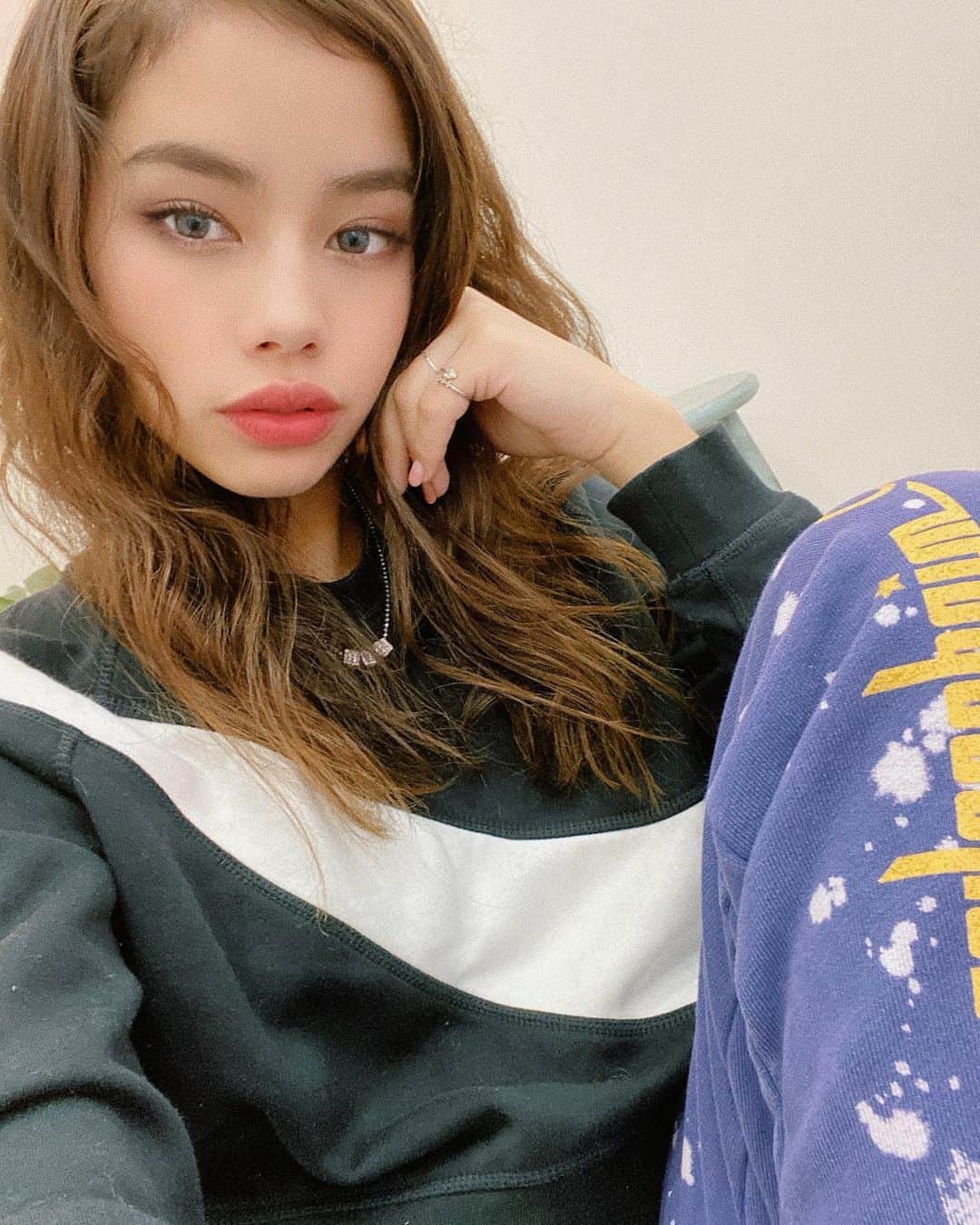 佐原モニカのインスタグラム：「Thinking about what to do tomorrow (in the house)」