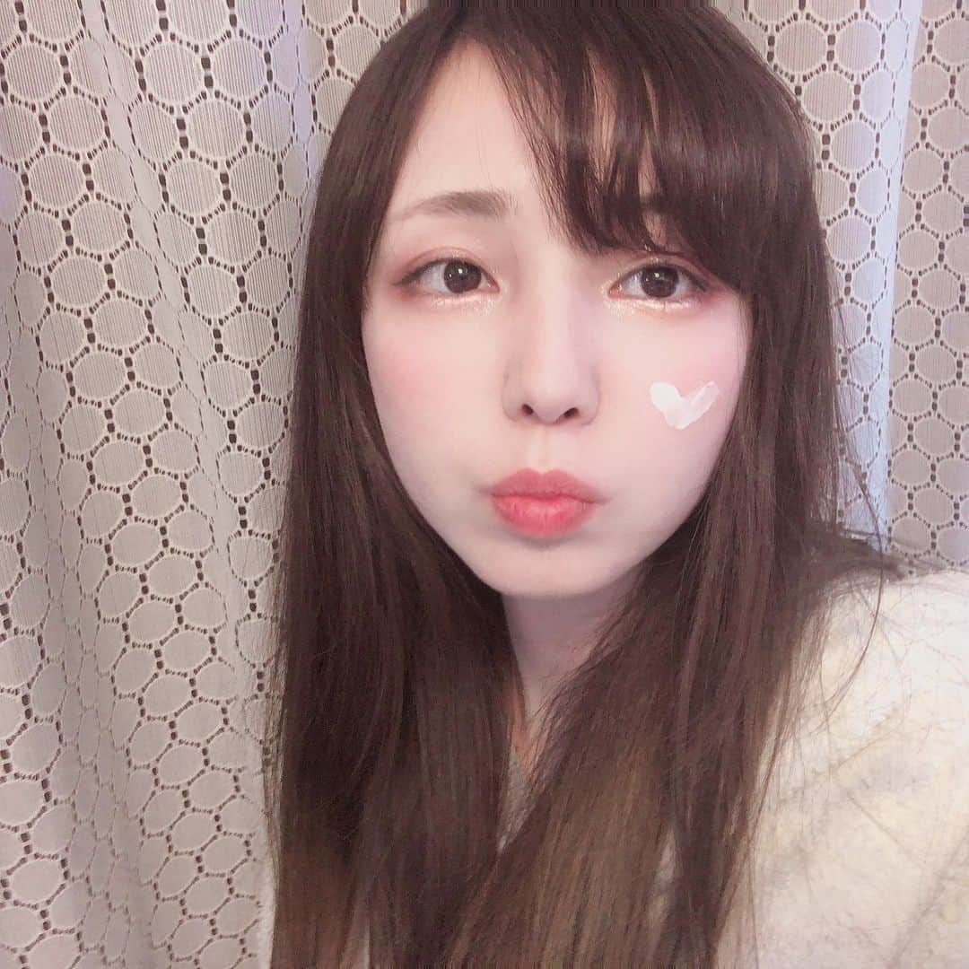 皆方由衣さんのインスタグラム写真 - (皆方由衣Instagram)「最近Innisfreeに はまってます。(今更ですが  やっぱり良い🥰  超絶敏感肌の私でも 荒れることなく使えます！ ♡チェリーブロッサムの トーンアップクリーム♡ ↓ 保湿抜群＆ほんのりトーンアップ で首まで塗ってます！ ♡ポアクレイマスク♡ ↓ 驚きのスッキリ感！ 長時間放置しすぎると ピリピリしたけど 荒れることなく 毛穴がきれいに✨ ♡ノーセバムミネラルパウダー ↓ サラサラ肌になれるし ワントーン上げてくれる マスク必須な今の時期に とっても良かった！ マスクにつかない程の サラサラしあげ！ ♡マイアイシャドウ グリッター #38 ↓ キラキラ感がすごい！ 瞼に密着してくれるから もちも良い！ けど思ったよりオレンジ系！ 今っぽ感はでる！ ♡トゥインクルグリッター ↓ ザックザクのラメ！！ こんなの欲しかった！ 涙袋や目頭、イベント等の時は 頬にもいけそう！  でもまぶたに塗ったら ヒリヒリしだしたので 肌の弱い方は要注意！  #cherryblossomtoneupcream #supervolcanicporeclaymask  #nosebummineralpowder  #マイアイシャドウグリッター #マイアイシャドウグリッター38 #twinkleglitterhologram #innisfree #イニスフリー #コスメレポ #コスメ#cosmetics  #敏感肌#乾燥肌#元アトピー」4月9日 13時43分 - yuiminakata