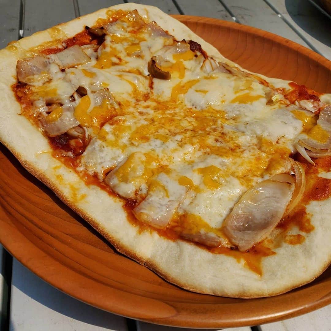 田畑竜介さんのインスタグラム写真 - (田畑竜介Instagram)「今日は自宅でピザを焼いてみました🍕  奥さんがピザ生地を作ってくれて、 娘がトッピング担当で 私は焼き担当🔥  炭で150～200℃をキープして 焼き上げたピザは上出来でした😋  数年前に買ったピザ釜がやっと役立った✨  間もなく13時55分から インスタライブを行います‼️ #おうちごはん #おうちじかん」4月9日 13時43分 - tabacchi_rkb