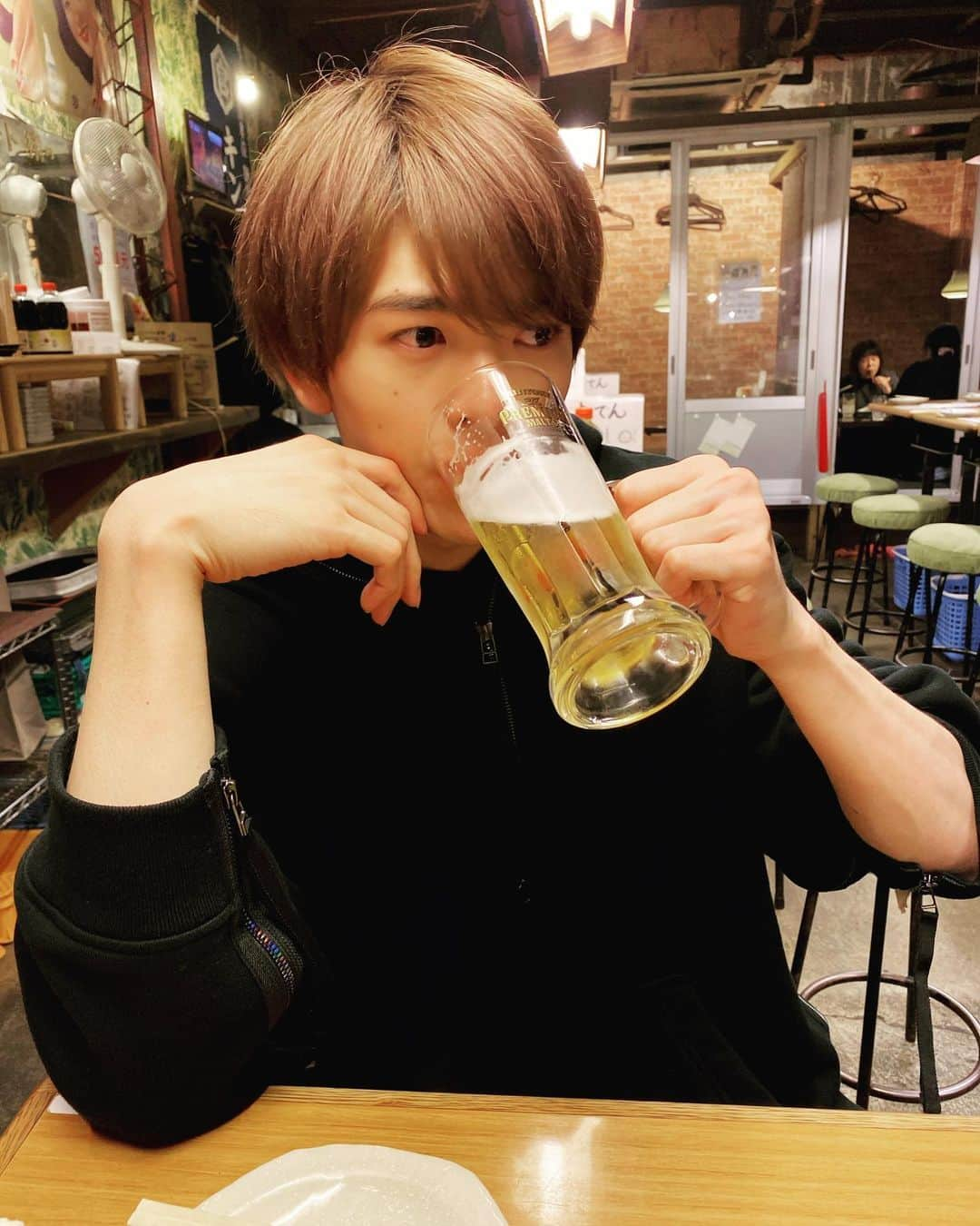 遊馬晃祐さんのインスタグラム写真 - (遊馬晃祐Instagram)「・ 懐かしい写真。 前までビール🍺飲めなかったのに今は大好きです。昔アルコールの匂いが嫌いだったんよ。自分の使ってるグラスに親がそれで飲んだりするとアルコールのこるやん？わずかに。。。今はねw ・ ・ #遊馬晃祐 #asumakousuke #東京 #tokyo #岐阜 #gifu #お酒 #お酒好き #ビール #ビール好き #日本酒 #ワイン #焼酎 #懐かしい写真 #インスタ」4月9日 13時54分 - asumakosuke1020