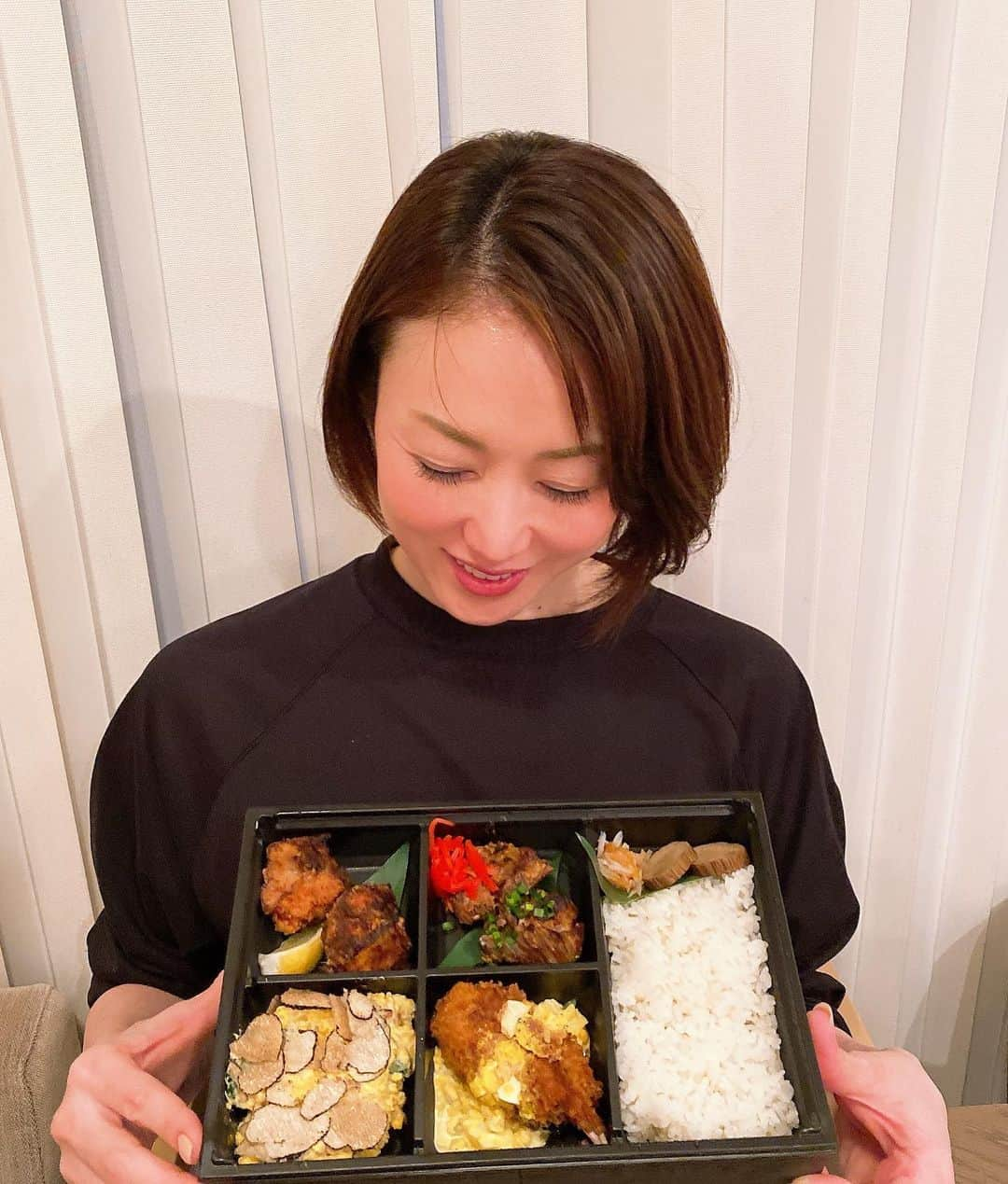 田中雅美さんのインスタグラム写真 - (田中雅美Instagram)「十番右京さんのお弁当〜！！ ・ ・ 一つ一つ手が込んでいて、本当に美味しい。 ・ ・ 飲食店業界は本当に逼迫してる状況と聞いています。 その中で、アイディアをねり出し、お弁当を販売したり、テイクアウトを始めたり… 生き抜くために皆さん頑張ってる。。 ・ ・ 自分にも出来ること… 他人との距離に気を付けながら、用事の帰りにテイクアウト購入。 ・ ・ という言い訳の、 贅沢な家事の手抜きー。 ٩( ᐛ )و ・ ・ #十番右京 #美味しいお弁当 #最高 #すぐまた食べたい #たまにはいいでしょ #手抜き家事 #旦那さんはむしろこっちが嬉しいかしら」4月9日 13時55分 - tanakamasami_official