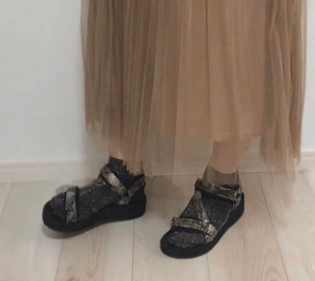 GU(ジーユー) さんのインスタグラム写真 - (GU(ジーユー) Instagram)「ソフトアーチスポーツサンダルコーデをPick up！﻿ ベルト部分のアニマル柄が新鮮なスポーツサンダル ✨チュール素材のロングスカートに合わせた、女性らしいスタイリングが可愛いですね😘スカートと同系色の靴下を、サンダルに合わせるのもバランス良し👏お洒落映えしてGOODです👍季節を先取りしてはきたいスポサン🙌 是非、チェックしてみてくださいね💁‍♀️💕﻿ ————————————﻿ ☑ソフトアーチスポーツサンダル﻿ ¥1,990＋税（通常価格）﻿ 品番:321142﻿ ——————————﻿ Pick Up Post﻿ @sayo_n34 さん、ステキな投稿ありがとうございます😊﻿ #GU #GUstyle #YOURFREEDOM #gu_for_all #GUKorea #GUHK #GUTAIWAN #ジーユー #ジーユーコーデ #GUコーデ #ジユジョ #GU新作 #ソフトアーチスポーツサンダル #大人カジュアル #カジュアル #大人女子 #着回しコーデ #シンプルコーデ #春コーデ #デイリーコーデ #大人コーデ #お出かけコーデ #きれいめカジュアル #スポサン #スポーツサンダル #足元倶楽部」4月9日 14時06分 - gu_for_all_