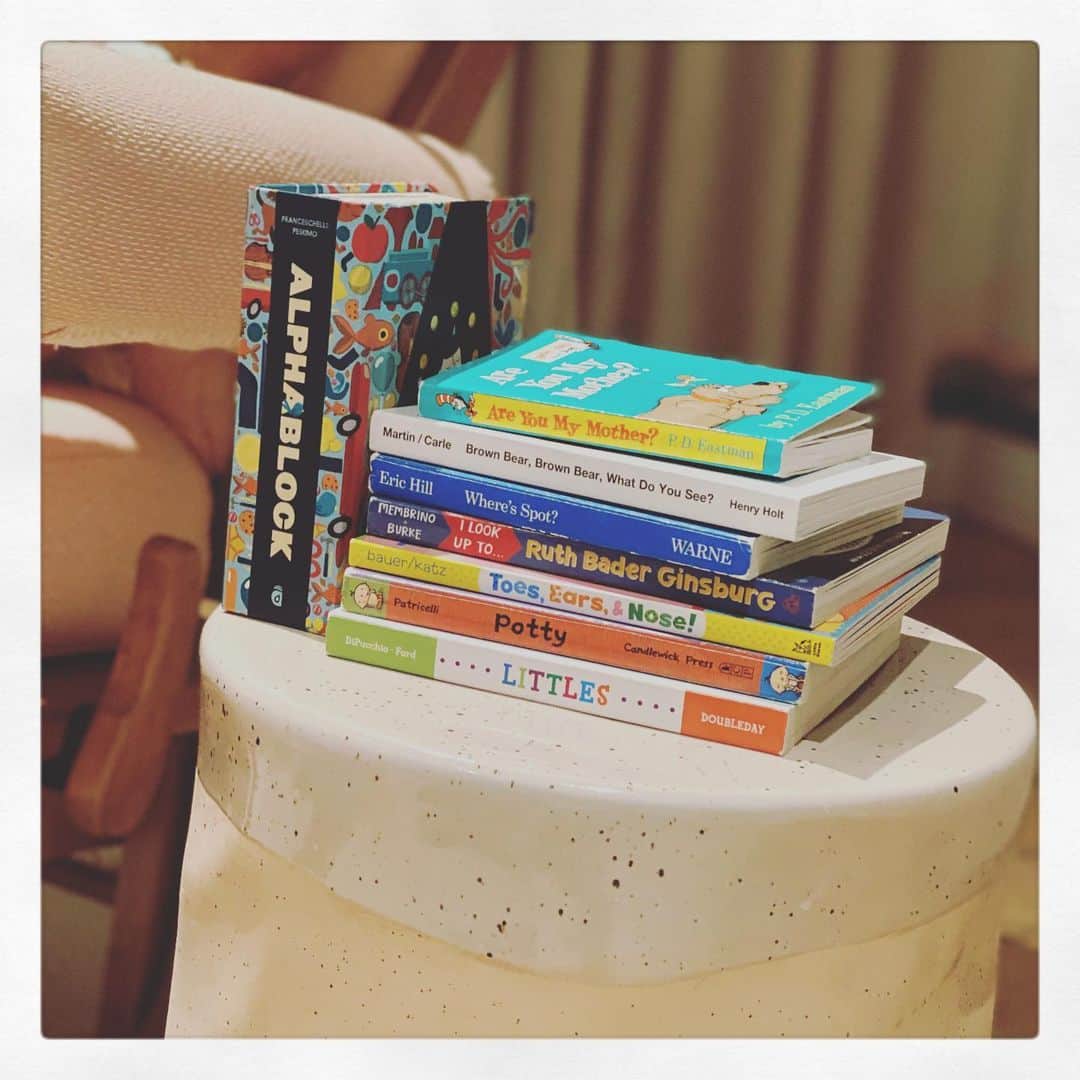 ヒラリー・ダフさんのインスタグラム写真 - (ヒラリー・ダフInstagram)「Banksy book club..... What are you and your baby reading??? Some are new and some are favorites from when Luca was little .... RBG and Littles are real favorites right now..... #👶🏼📚」4月9日 14時01分 - hilaryduff