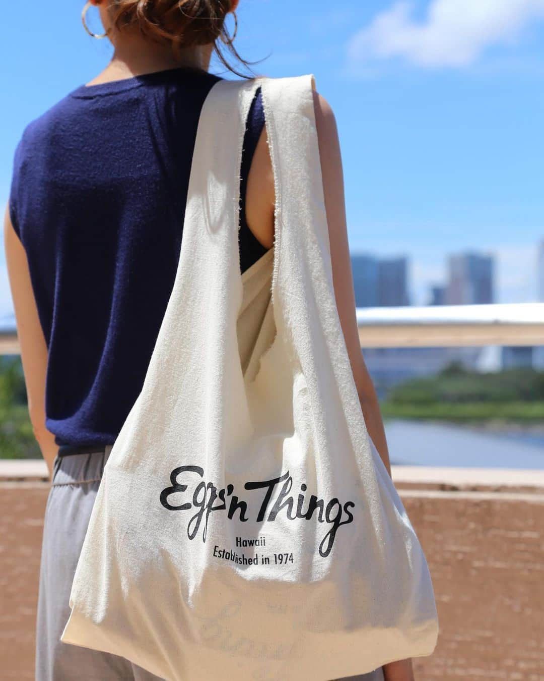 EGGS ’N THINGS JAPANさんのインスタグラム写真 - (EGGS ’N THINGS JAPANInstagram)「4/9(木)よりテイクアウトキャンペーンSTART📢﻿ ※現在休館のため休業している店舗につきましては﻿ 営業再開時より開始させていただきます。﻿ ﻿ テイクアウトを利用して﻿ お得で嬉しい特典をGet❤️﻿ ﻿ .....﻿ ﻿ ﻿ 🍳キャンペーン詳細﻿ ﻿ ▪︎開始日 ：4月9日（木）～﻿ ※現在休館のため休業している店舗につきましては﻿ 営業再開時より開始させていただきます。﻿ ﻿ ▪︎対象店舗：国内全店舗﻿ ﻿ ﻿ ﻿ 🍳キャンペーン内容﻿ ﻿ ✔️先着100名様にオリジナルエコトートバッグをプレゼント﻿ ﻿ ⇨テイクアウト商品を一度のお会計で2,000円（税別）以上ご利用頂いた先着100名のお客様にEggs ’n Thingsのオリジナルエコトートバッグをプレゼントいたします。﻿ ※なくなり次第終了となりますのでご了承ください。﻿ ﻿ ﻿ ✔️テイクアウト利用のお客様限定15％ OFF﻿ ﻿ ⇨12月31日（木）の期間中、一度のお会計で2,000円（税別）以上テイクアウト商品をご利用頂き、さらにオリジナルエコトートバッグをご持参頂いたお客様に限り、合計金額から15％OFFでご提供させていただきます。﻿ ﻿ ▪︎条件① Eggs ’n Thingsで販売しているオリジナルエコトートバッグをお持ちいただいたお客様に限り15%オフとさせていただきます（※写真のオリジナルエコトートバッグに限る）﻿ ﻿ ▪︎条件②﻿ オリジナルエコトートバッグプレゼントキャンペーンと15%オフの併用はできませんのでご了承ください﻿ ﻿ ﻿ .....﻿ ﻿ ﻿ Eggs ’n Things 公式HPの『News』欄からも詳細はご確認いただけます🌈﻿ ﻿ ﻿ ﻿ ﻿ #エッグスンシングス #エッグスン #テイクアウト #テイクアウトグルメ #テイクアウトランチ #東京グルメ #関西グルメ #パンケーキ #キャンペーン #カフェ巡り # #eggsnthings #eggsn #togo #takeout #pancake #hawaii #foodstagram #instafood #lunch」4月9日 14時49分 - eggsnthings_jp