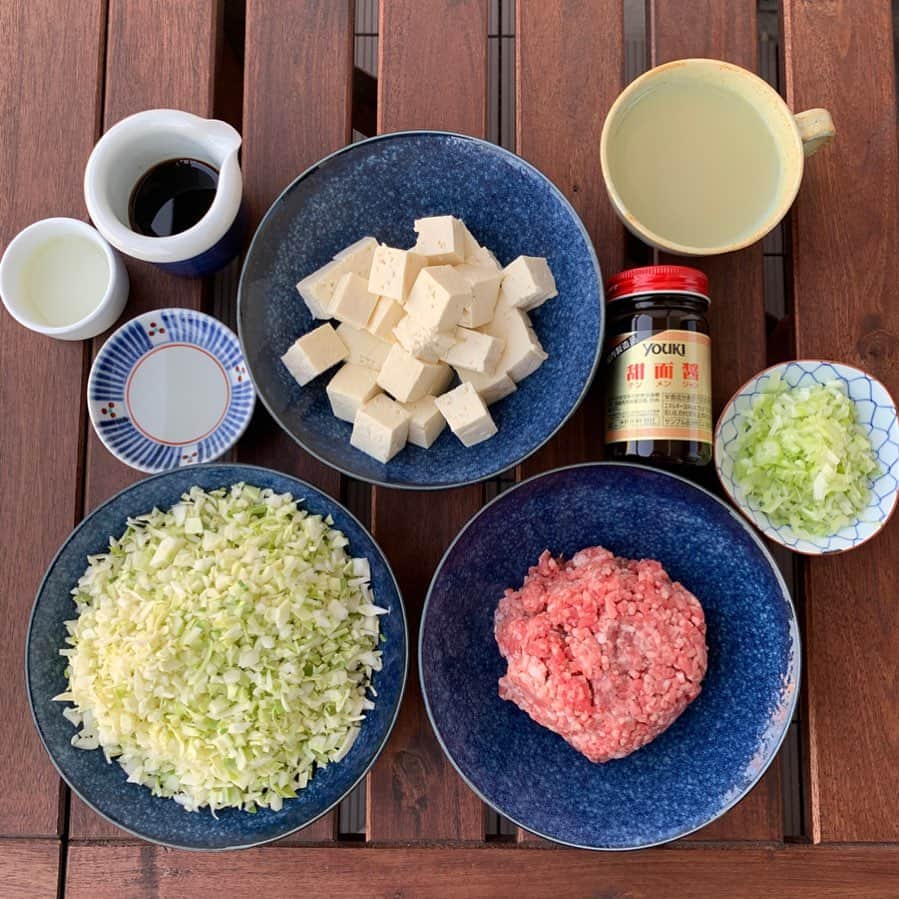 住吉美紀さんのインスタグラム写真 - (住吉美紀Instagram)「『 料理リレー 』 新型コロナで外出自粛が続きおうちで料理をする機会が増えている中、料理研究家 脇雅世先生が発起人となり始まった「料理リレー」。 簡単に家庭でできる料理レシピのバトンを料理家、料理人などが繋いでいます。  私は料理家ではないのですが、 最近、夫と『ミアヴァート珈琲』というカフェを開業し お店のお料理の考案やスイーツ作りをしているということで、料理家でシニアオイルソムリエの望月純子さんからバトンをお渡しいただきました。 美味しいは元気の源！特に今！ みなさまの食の楽しさの小さな小さな一助になればとってもうれしいです。  そして私は、お料理も人間性も大好きな Atelier Camellia sinensisオーナーシェフの 臼田文さんにバトンを繋ぎます。 うやさん、よろしくお願いします！  さて、ご紹介するレシピは、 辛いものが苦手な私が おうちご飯で頻繁で作っていたら 夫が気に入ってカフェのメニューにも取り入れた 辛いものが苦手なお子さんでもイケるご飯メニューです。  辛くない麻婆豆腐どんぶり  材料　(２〜３人前） 合挽き肉 　200g  もめん豆腐 　2/3丁 キャベツ 　1/8個 長ネギ 　1/4本  甜麺醤 　大さじ2.5 鶏ガラスープ　　150cc 醤油 　大さじ1.5 酒 　大さじ1.5 みりん 　大さじ1  オリーブ油など　大さじ1/2 片栗粉 　大さじ3/4（水 大さじ１）  作り方 ①木綿豆腐は1.5cmほどの角状に切る。長ネギ、キャベツをみじん切りにする。 ②深めのフライパンを中火で熱してオリーブ油を入れ、長ネギとキャベツの順番に入れ、少ししんなりするくらい炒める。 ③合挽き肉を加え、軽くフライパンの底で焼き付けてから甜麺醤を入れ、切るように挽き肉をほぐしながら、野菜とも均等に混ぜるように炒める。 ④鶏がらスープ、醤油、酒、みりんを加え、煮立ってきたら豆腐を加え、スープが少なくなるまで5~10分ほどクツクツと煮る。混ぜるときは豆腐が崩れないように優しく。 ⑤一度火を止めて、水に溶いた片栗粉を回し入れ、もう一度火をつけて混ぜながらとろみを付ける。 ⑥どんぶりにご飯をよそい、麻婆豆腐を乗せて盛り付ける。  補足 ・少し辛くしたい時には、甜麺醤と一緒に豆板醤を少々入れてください。辛くしたい家族メンバーだけ食べるときにラー油や花椒をかけても良し。甜麺醤の量もお好みで少し増減しても大丈夫です。 ・キャベツの代わりに、小松菜や人参、こぼうなど残り物の野菜をみじん切りして入れちゃってもOK。食感は肉肉していますが、実は野菜もいっぱい摂れるのがナイスなんです。 ・彩りのフルーツトマトなどはお好みで。  #おうち時間 #うちで過ごそう #stayhome #料理リレー #cookingrelay #望月純子 #住吉美紀 #臼田文 #脇雅世宮川順子うすいはなこ藤田順子寺本りえ子鈴木詩穂子宮崎里恵望月純子住吉美紀 #miavatocoffee #ミアヴァート珈琲」4月9日 14時46分 - miki_sumiyoshi