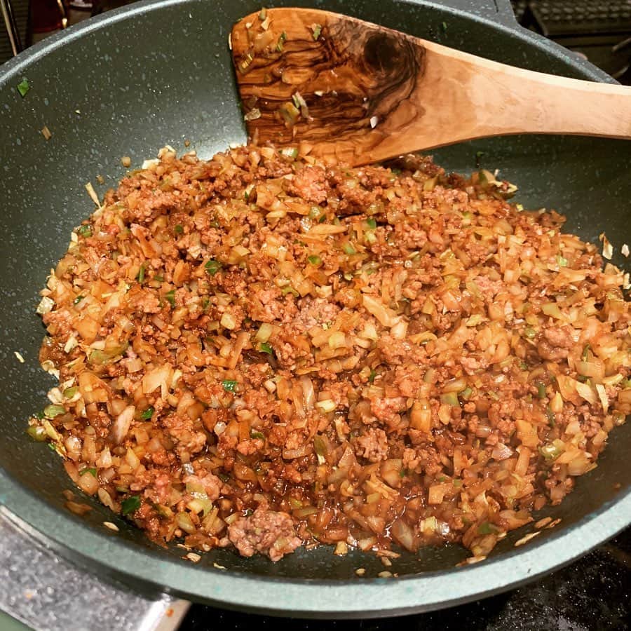 住吉美紀さんのインスタグラム写真 - (住吉美紀Instagram)「『 料理リレー 』 新型コロナで外出自粛が続きおうちで料理をする機会が増えている中、料理研究家 脇雅世先生が発起人となり始まった「料理リレー」。 簡単に家庭でできる料理レシピのバトンを料理家、料理人などが繋いでいます。  私は料理家ではないのですが、 最近、夫と『ミアヴァート珈琲』というカフェを開業し お店のお料理の考案やスイーツ作りをしているということで、料理家でシニアオイルソムリエの望月純子さんからバトンをお渡しいただきました。 美味しいは元気の源！特に今！ みなさまの食の楽しさの小さな小さな一助になればとってもうれしいです。  そして私は、お料理も人間性も大好きな Atelier Camellia sinensisオーナーシェフの 臼田文さんにバトンを繋ぎます。 うやさん、よろしくお願いします！  さて、ご紹介するレシピは、 辛いものが苦手な私が おうちご飯で頻繁で作っていたら 夫が気に入ってカフェのメニューにも取り入れた 辛いものが苦手なお子さんでもイケるご飯メニューです。  辛くない麻婆豆腐どんぶり  材料　(２〜３人前） 合挽き肉 　200g  もめん豆腐 　2/3丁 キャベツ 　1/8個 長ネギ 　1/4本  甜麺醤 　大さじ2.5 鶏ガラスープ　　150cc 醤油 　大さじ1.5 酒 　大さじ1.5 みりん 　大さじ1  オリーブ油など　大さじ1/2 片栗粉 　大さじ3/4（水 大さじ１）  作り方 ①木綿豆腐は1.5cmほどの角状に切る。長ネギ、キャベツをみじん切りにする。 ②深めのフライパンを中火で熱してオリーブ油を入れ、長ネギとキャベツの順番に入れ、少ししんなりするくらい炒める。 ③合挽き肉を加え、軽くフライパンの底で焼き付けてから甜麺醤を入れ、切るように挽き肉をほぐしながら、野菜とも均等に混ぜるように炒める。 ④鶏がらスープ、醤油、酒、みりんを加え、煮立ってきたら豆腐を加え、スープが少なくなるまで5~10分ほどクツクツと煮る。混ぜるときは豆腐が崩れないように優しく。 ⑤一度火を止めて、水に溶いた片栗粉を回し入れ、もう一度火をつけて混ぜながらとろみを付ける。 ⑥どんぶりにご飯をよそい、麻婆豆腐を乗せて盛り付ける。  補足 ・少し辛くしたい時には、甜麺醤と一緒に豆板醤を少々入れてください。辛くしたい家族メンバーだけ食べるときにラー油や花椒をかけても良し。甜麺醤の量もお好みで少し増減しても大丈夫です。 ・キャベツの代わりに、小松菜や人参、こぼうなど残り物の野菜をみじん切りして入れちゃってもOK。食感は肉肉していますが、実は野菜もいっぱい摂れるのがナイスなんです。 ・彩りのフルーツトマトなどはお好みで。  #おうち時間 #うちで過ごそう #stayhome #料理リレー #cookingrelay #望月純子 #住吉美紀 #臼田文 #脇雅世宮川順子うすいはなこ藤田順子寺本りえ子鈴木詩穂子宮崎里恵望月純子住吉美紀 #miavatocoffee #ミアヴァート珈琲」4月9日 14時46分 - miki_sumiyoshi