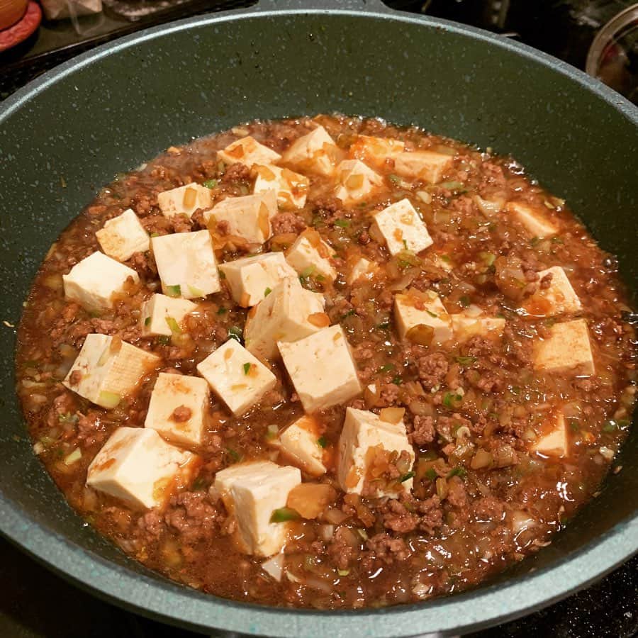 住吉美紀さんのインスタグラム写真 - (住吉美紀Instagram)「『 料理リレー 』 新型コロナで外出自粛が続きおうちで料理をする機会が増えている中、料理研究家 脇雅世先生が発起人となり始まった「料理リレー」。 簡単に家庭でできる料理レシピのバトンを料理家、料理人などが繋いでいます。  私は料理家ではないのですが、 最近、夫と『ミアヴァート珈琲』というカフェを開業し お店のお料理の考案やスイーツ作りをしているということで、料理家でシニアオイルソムリエの望月純子さんからバトンをお渡しいただきました。 美味しいは元気の源！特に今！ みなさまの食の楽しさの小さな小さな一助になればとってもうれしいです。  そして私は、お料理も人間性も大好きな Atelier Camellia sinensisオーナーシェフの 臼田文さんにバトンを繋ぎます。 うやさん、よろしくお願いします！  さて、ご紹介するレシピは、 辛いものが苦手な私が おうちご飯で頻繁で作っていたら 夫が気に入ってカフェのメニューにも取り入れた 辛いものが苦手なお子さんでもイケるご飯メニューです。  辛くない麻婆豆腐どんぶり  材料　(２〜３人前） 合挽き肉 　200g  もめん豆腐 　2/3丁 キャベツ 　1/8個 長ネギ 　1/4本  甜麺醤 　大さじ2.5 鶏ガラスープ　　150cc 醤油 　大さじ1.5 酒 　大さじ1.5 みりん 　大さじ1  オリーブ油など　大さじ1/2 片栗粉 　大さじ3/4（水 大さじ１）  作り方 ①木綿豆腐は1.5cmほどの角状に切る。長ネギ、キャベツをみじん切りにする。 ②深めのフライパンを中火で熱してオリーブ油を入れ、長ネギとキャベツの順番に入れ、少ししんなりするくらい炒める。 ③合挽き肉を加え、軽くフライパンの底で焼き付けてから甜麺醤を入れ、切るように挽き肉をほぐしながら、野菜とも均等に混ぜるように炒める。 ④鶏がらスープ、醤油、酒、みりんを加え、煮立ってきたら豆腐を加え、スープが少なくなるまで5~10分ほどクツクツと煮る。混ぜるときは豆腐が崩れないように優しく。 ⑤一度火を止めて、水に溶いた片栗粉を回し入れ、もう一度火をつけて混ぜながらとろみを付ける。 ⑥どんぶりにご飯をよそい、麻婆豆腐を乗せて盛り付ける。  補足 ・少し辛くしたい時には、甜麺醤と一緒に豆板醤を少々入れてください。辛くしたい家族メンバーだけ食べるときにラー油や花椒をかけても良し。甜麺醤の量もお好みで少し増減しても大丈夫です。 ・キャベツの代わりに、小松菜や人参、こぼうなど残り物の野菜をみじん切りして入れちゃってもOK。食感は肉肉していますが、実は野菜もいっぱい摂れるのがナイスなんです。 ・彩りのフルーツトマトなどはお好みで。  #おうち時間 #うちで過ごそう #stayhome #料理リレー #cookingrelay #望月純子 #住吉美紀 #臼田文 #脇雅世宮川順子うすいはなこ藤田順子寺本りえ子鈴木詩穂子宮崎里恵望月純子住吉美紀 #miavatocoffee #ミアヴァート珈琲」4月9日 14時46分 - miki_sumiyoshi