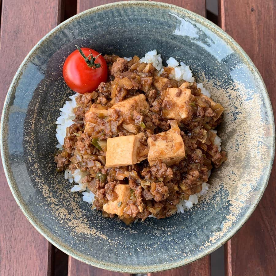 住吉美紀さんのインスタグラム写真 - (住吉美紀Instagram)「『 料理リレー 』 新型コロナで外出自粛が続きおうちで料理をする機会が増えている中、料理研究家 脇雅世先生が発起人となり始まった「料理リレー」。 簡単に家庭でできる料理レシピのバトンを料理家、料理人などが繋いでいます。  私は料理家ではないのですが、 最近、夫と『ミアヴァート珈琲』というカフェを開業し お店のお料理の考案やスイーツ作りをしているということで、料理家でシニアオイルソムリエの望月純子さんからバトンをお渡しいただきました。 美味しいは元気の源！特に今！ みなさまの食の楽しさの小さな小さな一助になればとってもうれしいです。  そして私は、お料理も人間性も大好きな Atelier Camellia sinensisオーナーシェフの 臼田文さんにバトンを繋ぎます。 うやさん、よろしくお願いします！  さて、ご紹介するレシピは、 辛いものが苦手な私が おうちご飯で頻繁で作っていたら 夫が気に入ってカフェのメニューにも取り入れた 辛いものが苦手なお子さんでもイケるご飯メニューです。  辛くない麻婆豆腐どんぶり  材料　(２〜３人前） 合挽き肉 　200g  もめん豆腐 　2/3丁 キャベツ 　1/8個 長ネギ 　1/4本  甜麺醤 　大さじ2.5 鶏ガラスープ　　150cc 醤油 　大さじ1.5 酒 　大さじ1.5 みりん 　大さじ1  オリーブ油など　大さじ1/2 片栗粉 　大さじ3/4（水 大さじ１）  作り方 ①木綿豆腐は1.5cmほどの角状に切る。長ネギ、キャベツをみじん切りにする。 ②深めのフライパンを中火で熱してオリーブ油を入れ、長ネギとキャベツの順番に入れ、少ししんなりするくらい炒める。 ③合挽き肉を加え、軽くフライパンの底で焼き付けてから甜麺醤を入れ、切るように挽き肉をほぐしながら、野菜とも均等に混ぜるように炒める。 ④鶏がらスープ、醤油、酒、みりんを加え、煮立ってきたら豆腐を加え、スープが少なくなるまで5~10分ほどクツクツと煮る。混ぜるときは豆腐が崩れないように優しく。 ⑤一度火を止めて、水に溶いた片栗粉を回し入れ、もう一度火をつけて混ぜながらとろみを付ける。 ⑥どんぶりにご飯をよそい、麻婆豆腐を乗せて盛り付ける。  補足 ・少し辛くしたい時には、甜麺醤と一緒に豆板醤を少々入れてください。辛くしたい家族メンバーだけ食べるときにラー油や花椒をかけても良し。甜麺醤の量もお好みで少し増減しても大丈夫です。 ・キャベツの代わりに、小松菜や人参、こぼうなど残り物の野菜をみじん切りして入れちゃってもOK。食感は肉肉していますが、実は野菜もいっぱい摂れるのがナイスなんです。 ・彩りのフルーツトマトなどはお好みで。  #おうち時間 #うちで過ごそう #stayhome #料理リレー #cookingrelay #望月純子 #住吉美紀 #臼田文 #脇雅世宮川順子うすいはなこ藤田順子寺本りえ子鈴木詩穂子宮崎里恵望月純子住吉美紀 #miavatocoffee #ミアヴァート珈琲」4月9日 14時46分 - miki_sumiyoshi