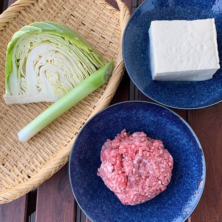 住吉美紀さんのインスタグラム写真 - (住吉美紀Instagram)「『 料理リレー 』 新型コロナで外出自粛が続きおうちで料理をする機会が増えている中、料理研究家 脇雅世先生が発起人となり始まった「料理リレー」。 簡単に家庭でできる料理レシピのバトンを料理家、料理人などが繋いでいます。  私は料理家ではないのですが、 最近、夫と『ミアヴァート珈琲』というカフェを開業し お店のお料理の考案やスイーツ作りをしているということで、料理家でシニアオイルソムリエの望月純子さんからバトンをお渡しいただきました。 美味しいは元気の源！特に今！ みなさまの食の楽しさの小さな小さな一助になればとってもうれしいです。  そして私は、お料理も人間性も大好きな Atelier Camellia sinensisオーナーシェフの 臼田文さんにバトンを繋ぎます。 うやさん、よろしくお願いします！  さて、ご紹介するレシピは、 辛いものが苦手な私が おうちご飯で頻繁で作っていたら 夫が気に入ってカフェのメニューにも取り入れた 辛いものが苦手なお子さんでもイケるご飯メニューです。  辛くない麻婆豆腐どんぶり  材料　(２〜３人前） 合挽き肉 　200g  もめん豆腐 　2/3丁 キャベツ 　1/8個 長ネギ 　1/4本  甜麺醤 　大さじ2.5 鶏ガラスープ　　150cc 醤油 　大さじ1.5 酒 　大さじ1.5 みりん 　大さじ1  オリーブ油など　大さじ1/2 片栗粉 　大さじ3/4（水 大さじ１）  作り方 ①木綿豆腐は1.5cmほどの角状に切る。長ネギ、キャベツをみじん切りにする。 ②深めのフライパンを中火で熱してオリーブ油を入れ、長ネギとキャベツの順番に入れ、少ししんなりするくらい炒める。 ③合挽き肉を加え、軽くフライパンの底で焼き付けてから甜麺醤を入れ、切るように挽き肉をほぐしながら、野菜とも均等に混ぜるように炒める。 ④鶏がらスープ、醤油、酒、みりんを加え、煮立ってきたら豆腐を加え、スープが少なくなるまで5~10分ほどクツクツと煮る。混ぜるときは豆腐が崩れないように優しく。 ⑤一度火を止めて、水に溶いた片栗粉を回し入れ、もう一度火をつけて混ぜながらとろみを付ける。 ⑥どんぶりにご飯をよそい、麻婆豆腐を乗せて盛り付ける。  補足 ・少し辛くしたい時には、甜麺醤と一緒に豆板醤を少々入れてください。辛くしたい家族メンバーだけ食べるときにラー油や花椒をかけても良し。甜麺醤の量もお好みで少し増減しても大丈夫です。 ・キャベツの代わりに、小松菜や人参、こぼうなど残り物の野菜をみじん切りして入れちゃってもOK。食感は肉肉していますが、実は野菜もいっぱい摂れるのがナイスなんです。 ・彩りのフルーツトマトなどはお好みで。  #おうち時間 #うちで過ごそう #stayhome #料理リレー #cookingrelay #望月純子 #住吉美紀 #臼田文 #脇雅世宮川順子うすいはなこ藤田順子寺本りえ子鈴木詩穂子宮崎里恵望月純子住吉美紀 #miavatocoffee #ミアヴァート珈琲」4月9日 14時46分 - miki_sumiyoshi