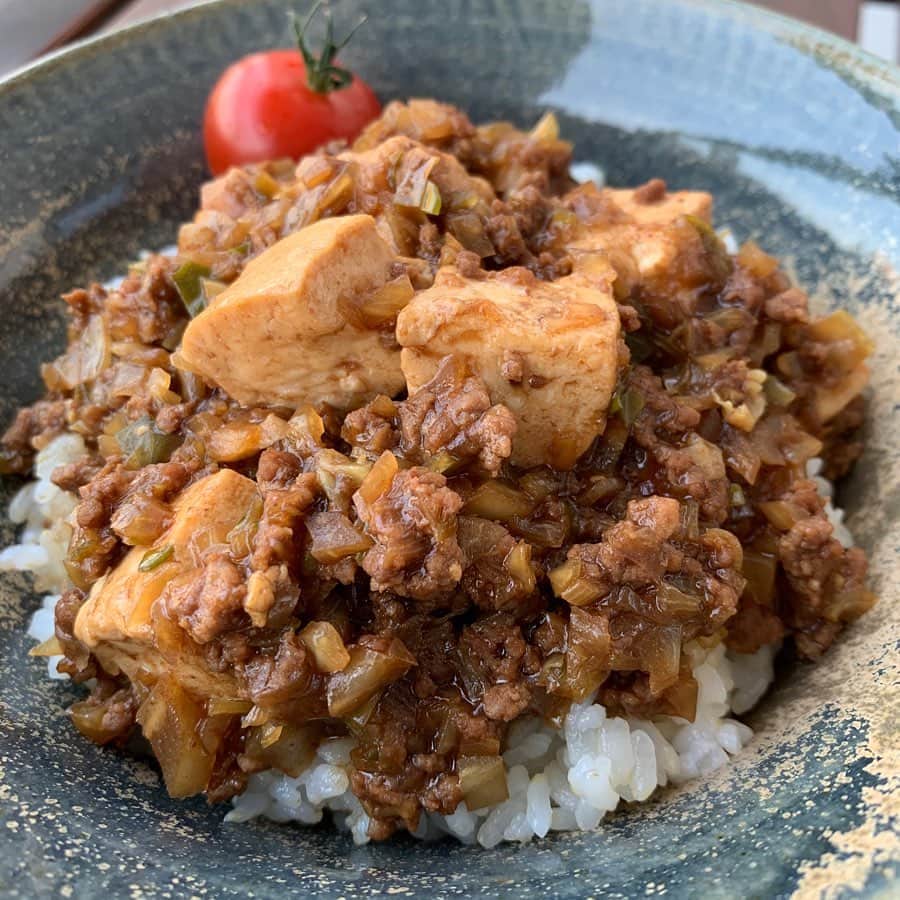 住吉美紀さんのインスタグラム写真 - (住吉美紀Instagram)「『 料理リレー 』 新型コロナで外出自粛が続きおうちで料理をする機会が増えている中、料理研究家 脇雅世先生が発起人となり始まった「料理リレー」。 簡単に家庭でできる料理レシピのバトンを料理家、料理人などが繋いでいます。  私は料理家ではないのですが、 最近、夫と『ミアヴァート珈琲』というカフェを開業し お店のお料理の考案やスイーツ作りをしているということで、料理家でシニアオイルソムリエの望月純子さんからバトンをお渡しいただきました。 美味しいは元気の源！特に今！ みなさまの食の楽しさの小さな小さな一助になればとってもうれしいです。  そして私は、お料理も人間性も大好きな Atelier Camellia sinensisオーナーシェフの 臼田文さんにバトンを繋ぎます。 うやさん、よろしくお願いします！  さて、ご紹介するレシピは、 辛いものが苦手な私が おうちご飯で頻繁で作っていたら 夫が気に入ってカフェのメニューにも取り入れた 辛いものが苦手なお子さんでもイケるご飯メニューです。  辛くない麻婆豆腐どんぶり  材料　(２〜３人前） 合挽き肉 　200g  もめん豆腐 　2/3丁 キャベツ 　1/8個 長ネギ 　1/4本  甜麺醤 　大さじ2.5 鶏ガラスープ　　150cc 醤油 　大さじ1.5 酒 　大さじ1.5 みりん 　大さじ1  オリーブ油など　大さじ1/2 片栗粉 　大さじ3/4（水 大さじ１）  作り方 ①木綿豆腐は1.5cmほどの角状に切る。長ネギ、キャベツをみじん切りにする。 ②深めのフライパンを中火で熱してオリーブ油を入れ、長ネギとキャベツの順番に入れ、少ししんなりするくらい炒める。 ③合挽き肉を加え、軽くフライパンの底で焼き付けてから甜麺醤を入れ、切るように挽き肉をほぐしながら、野菜とも均等に混ぜるように炒める。 ④鶏がらスープ、醤油、酒、みりんを加え、煮立ってきたら豆腐を加え、スープが少なくなるまで5~10分ほどクツクツと煮る。混ぜるときは豆腐が崩れないように優しく。 ⑤一度火を止めて、水に溶いた片栗粉を回し入れ、もう一度火をつけて混ぜながらとろみを付ける。 ⑥どんぶりにご飯をよそい、麻婆豆腐を乗せて盛り付ける。  補足 ・少し辛くしたい時には、甜麺醤と一緒に豆板醤を少々入れてください。辛くしたい家族メンバーだけ食べるときにラー油や花椒をかけても良し。甜麺醤の量もお好みで少し増減しても大丈夫です。 ・キャベツの代わりに、小松菜や人参、こぼうなど残り物の野菜をみじん切りして入れちゃってもOK。食感は肉肉していますが、実は野菜もいっぱい摂れるのがナイスなんです。 ・彩りのフルーツトマトなどはお好みで。  #おうち時間 #うちで過ごそう #stayhome #料理リレー #cookingrelay #望月純子 #住吉美紀 #臼田文 #脇雅世宮川順子うすいはなこ藤田順子寺本りえ子鈴木詩穂子宮崎里恵望月純子住吉美紀 #miavatocoffee #ミアヴァート珈琲」4月9日 14時46分 - miki_sumiyoshi