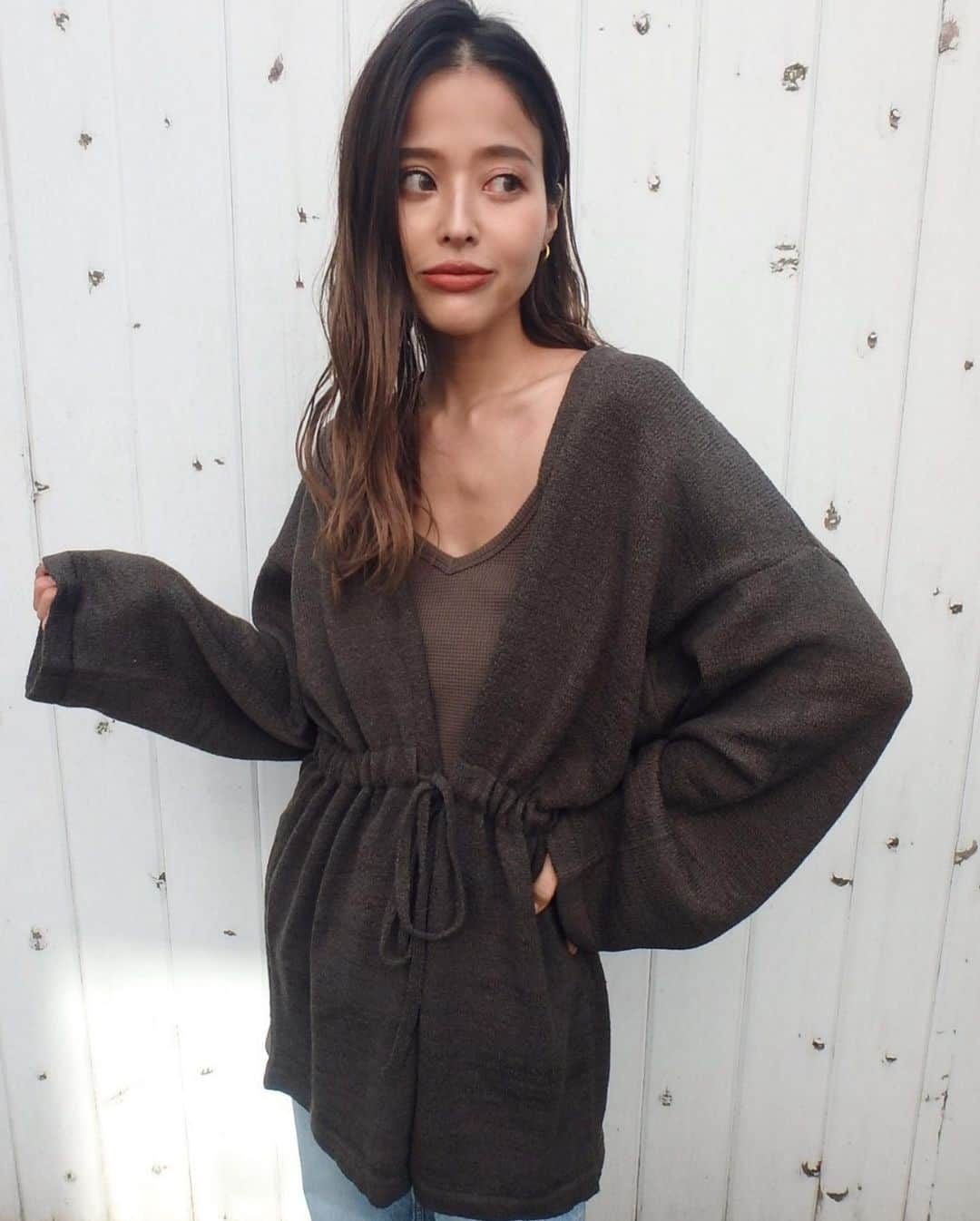 佐野真依子さんのインスタグラム写真 - (佐野真依子Instagram)「■Pile Lowgauge Cardigan ￥8,250 春から秋まで活躍する パイル地を使用した シンプルカーディガン🌿 薄着になっていく時期にぴったりな軽さとふんわりとした表面で肌触りのいいパイル素材を使用しました♡ ウエストの紐を結んでもそのままでも着用できる2way仕様に♡ 様々なコーディネートに合わせてシルエットの調整ができます♡ シワも目立ちにくいので軽くコンパクトに持ち運べてさらっと羽織りやすい万能カーディガンです♡ 透け感があるので水着の羽織にもオススメです🌴 WHITE BROWN CHARCOAL の3色をご用意しました♡ @trunc88_official  #trunc88」4月9日 14時46分 - sanomaisanomai