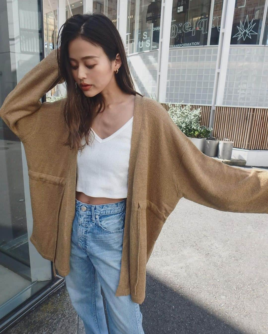 佐野真依子さんのインスタグラム写真 - (佐野真依子Instagram)「■Pile Lowgauge Cardigan ￥8,250 春から秋まで活躍する パイル地を使用した シンプルカーディガン🌿 薄着になっていく時期にぴったりな軽さとふんわりとした表面で肌触りのいいパイル素材を使用しました♡ ウエストの紐を結んでもそのままでも着用できる2way仕様に♡ 様々なコーディネートに合わせてシルエットの調整ができます♡ シワも目立ちにくいので軽くコンパクトに持ち運べてさらっと羽織りやすい万能カーディガンです♡ 透け感があるので水着の羽織にもオススメです🌴 WHITE BROWN CHARCOAL の3色をご用意しました♡ @trunc88_official  #trunc88」4月9日 14時46分 - sanomaisanomai