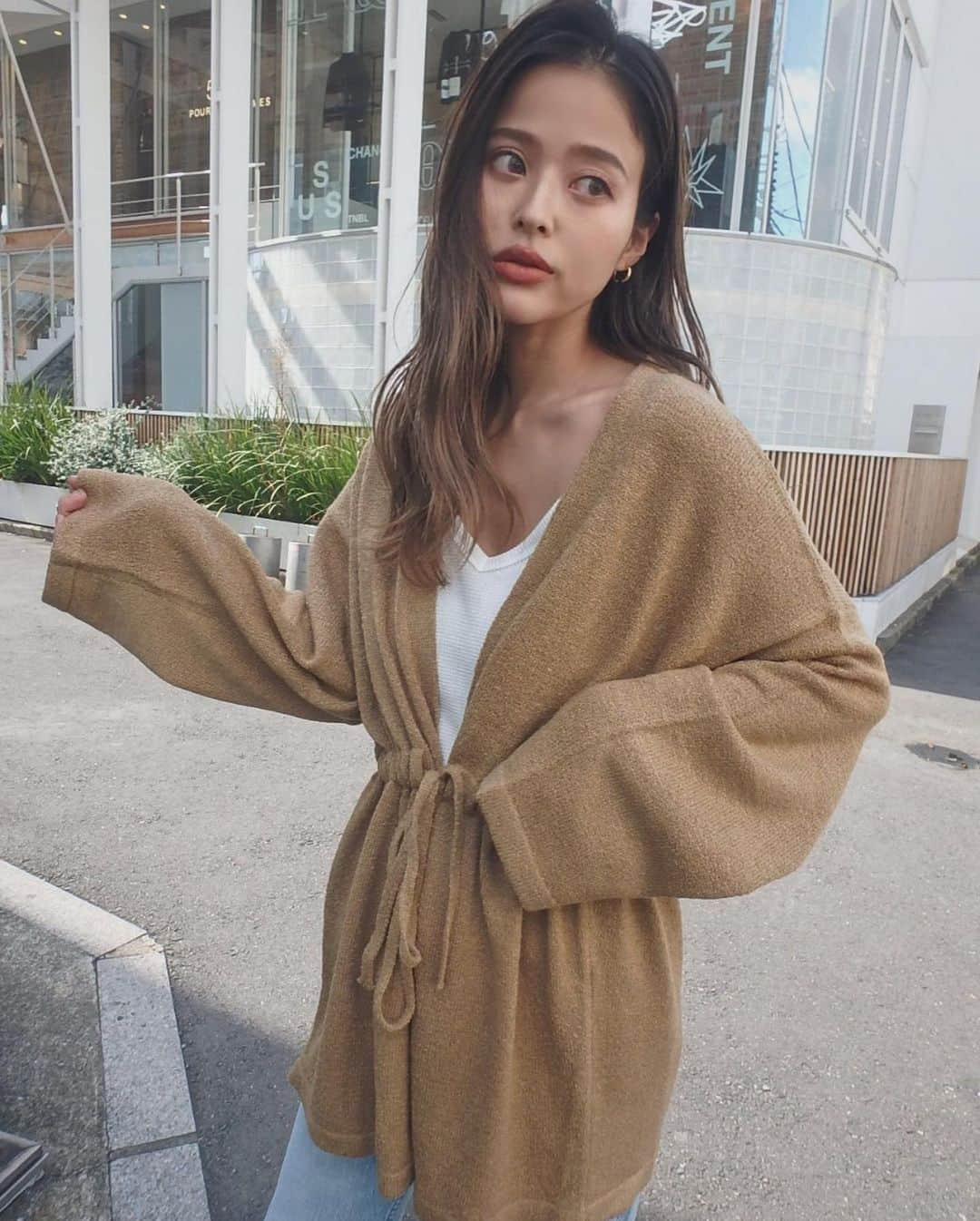 佐野真依子さんのインスタグラム写真 - (佐野真依子Instagram)「■Pile Lowgauge Cardigan ￥8,250 春から秋まで活躍する パイル地を使用した シンプルカーディガン🌿 薄着になっていく時期にぴったりな軽さとふんわりとした表面で肌触りのいいパイル素材を使用しました♡ ウエストの紐を結んでもそのままでも着用できる2way仕様に♡ 様々なコーディネートに合わせてシルエットの調整ができます♡ シワも目立ちにくいので軽くコンパクトに持ち運べてさらっと羽織りやすい万能カーディガンです♡ 透け感があるので水着の羽織にもオススメです🌴 WHITE BROWN CHARCOAL の3色をご用意しました♡ @trunc88_official  #trunc88」4月9日 14時46分 - sanomaisanomai