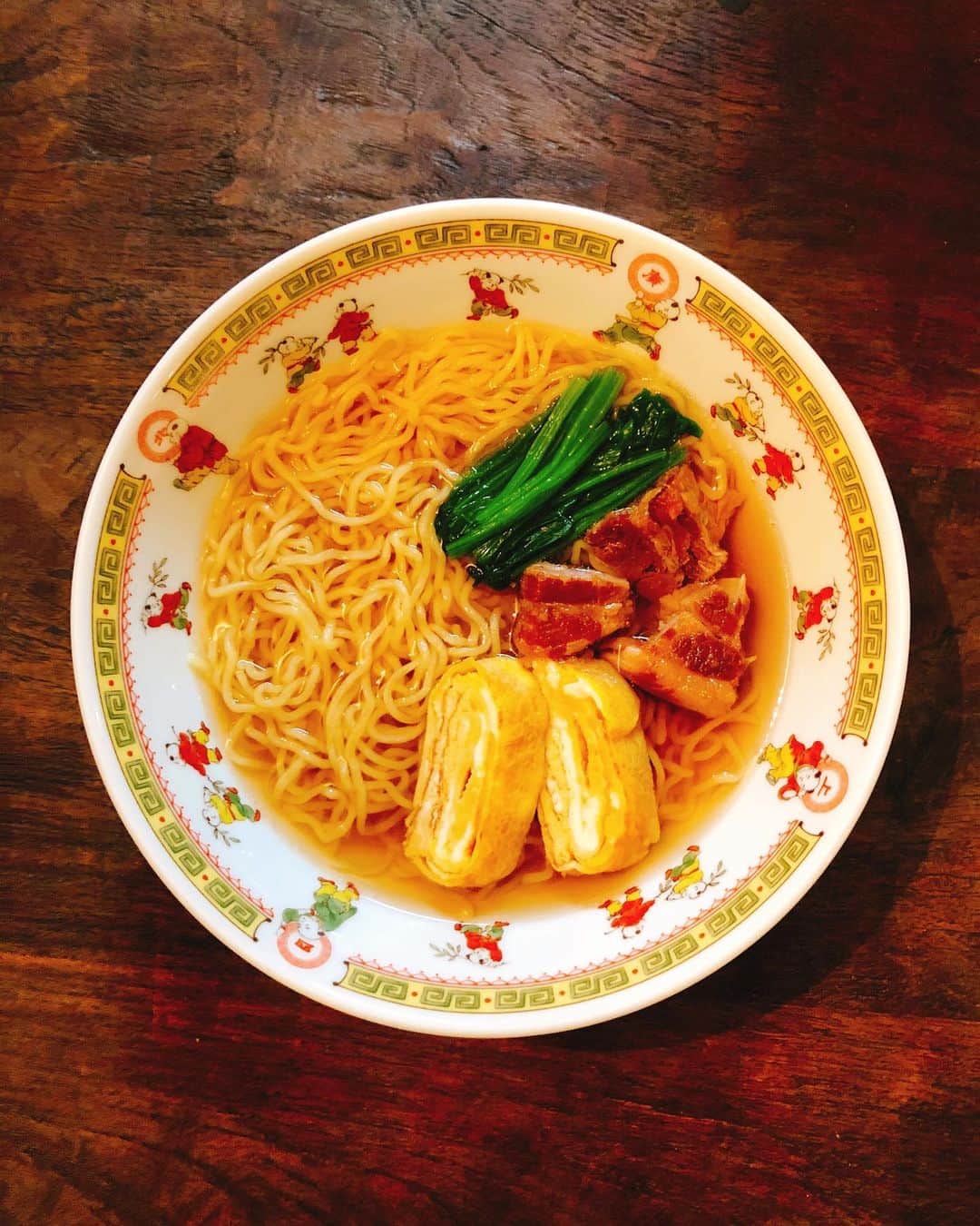 小沢真珠さんのインスタグラム写真 - (小沢真珠Instagram)「某デパートのレストランのお子様ラーメンが大好きだった娘たち。臨時休業するということで、しばらく食べれなそうなのでそれに近いものを再現してみました。卵焼きを入れるのがポイントです♪  #ラーメン #お子様ラーメン #再現レシピ  #スープはささみの茹で汁と塩胡椒と醤油のみ #お姉ちゃんは自家製角煮をトッピング #妹はスープに使ったささ身をのせて #卵焼き #おうちごはん #うちごはん #こどもごはん  #昼ごはん #クッキングラム #instafood #おうちでレストラン気分 #外出自粛」4月9日 14時47分 - maju_ozawa